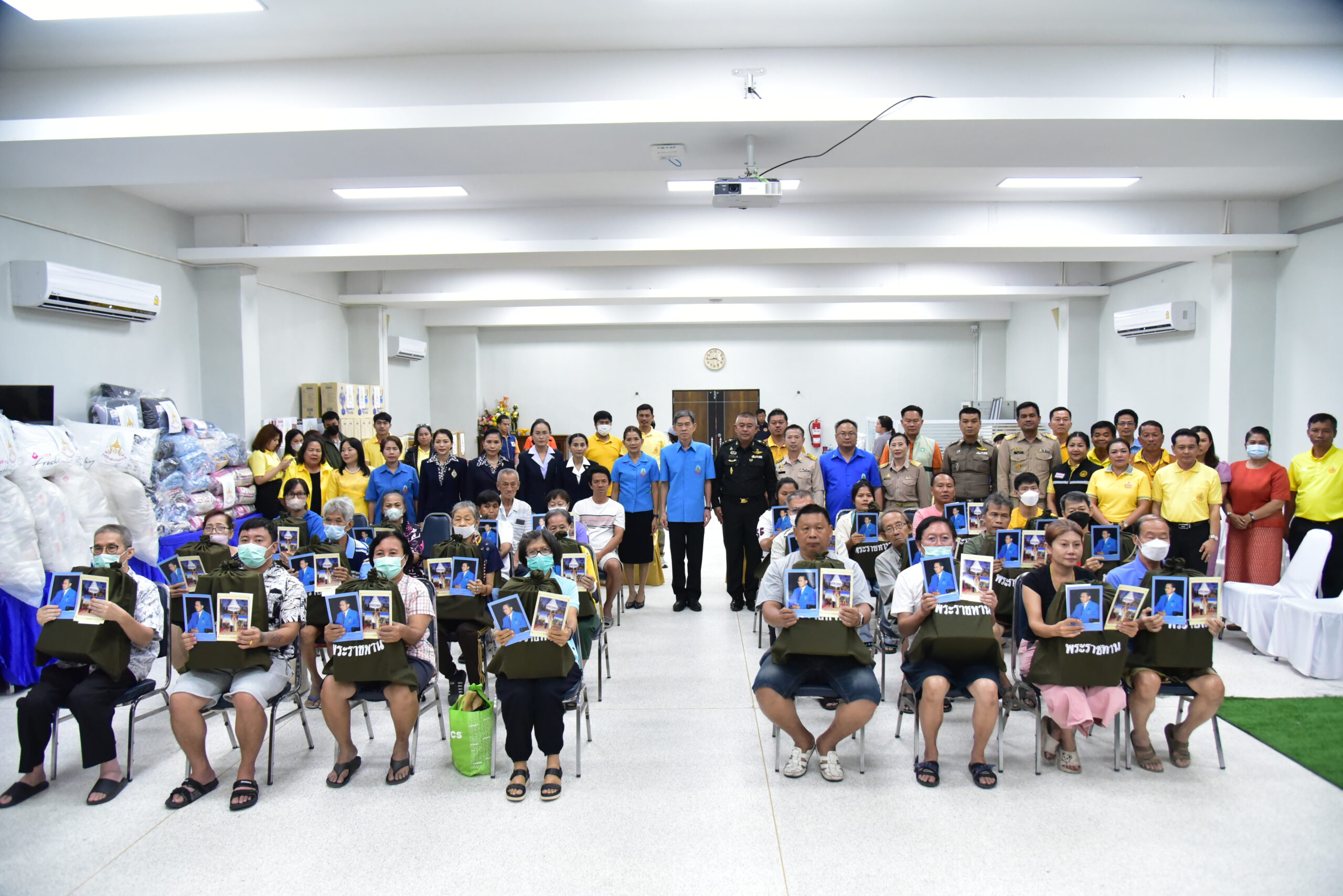 มูลนิธิราชประชานุเคราะห์ ในพระบรมราชูปถัมภ์ มอบถุงพระราชทานให้แก่ประชาชนผู้ประสบอัคคีภัย