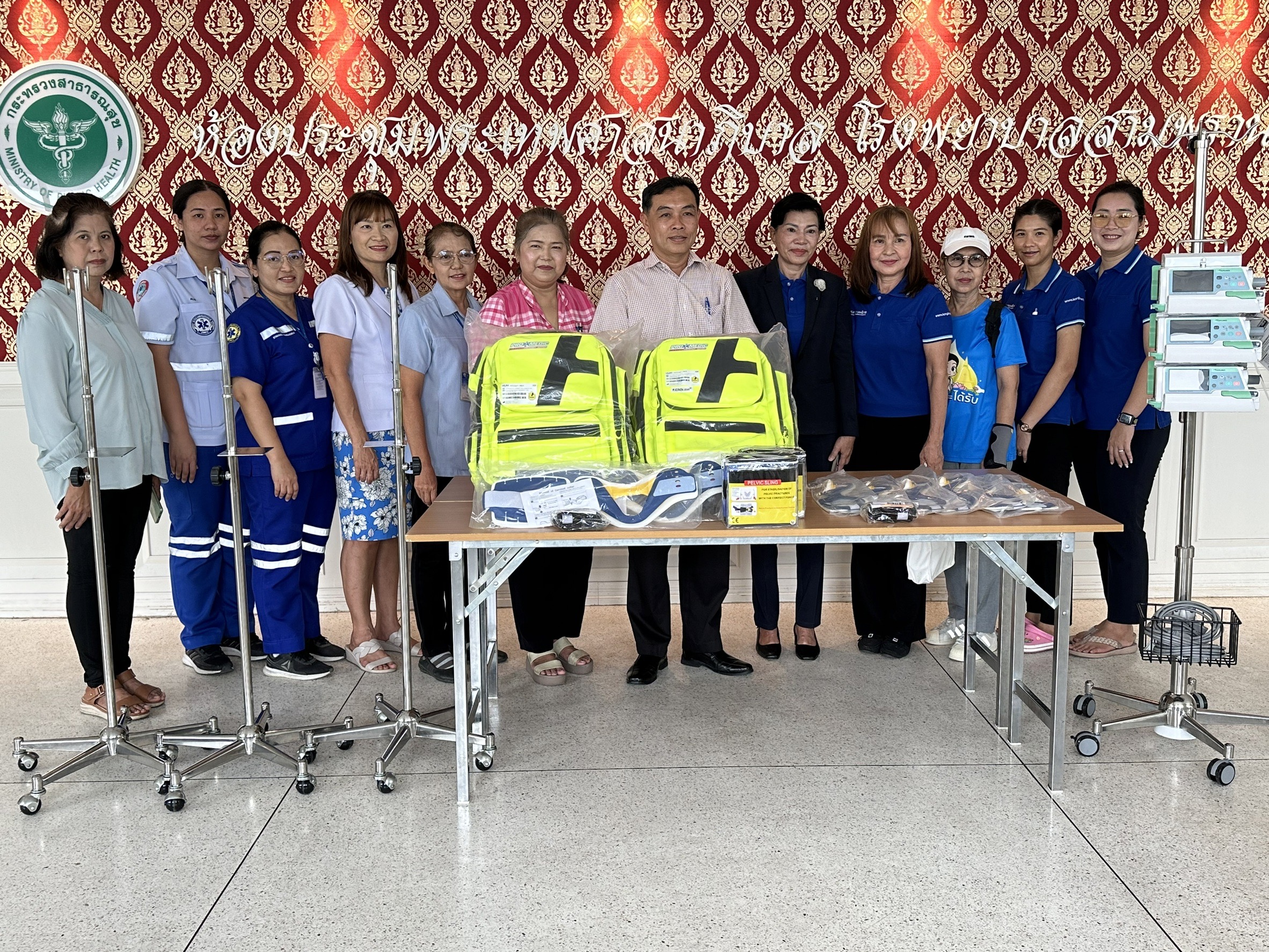 นครปฐม   สมุนไพรคงคามอบอุปกรณ์เครื่องมือทางการแพทย์ให้ โรงพยาบาลสามพราน