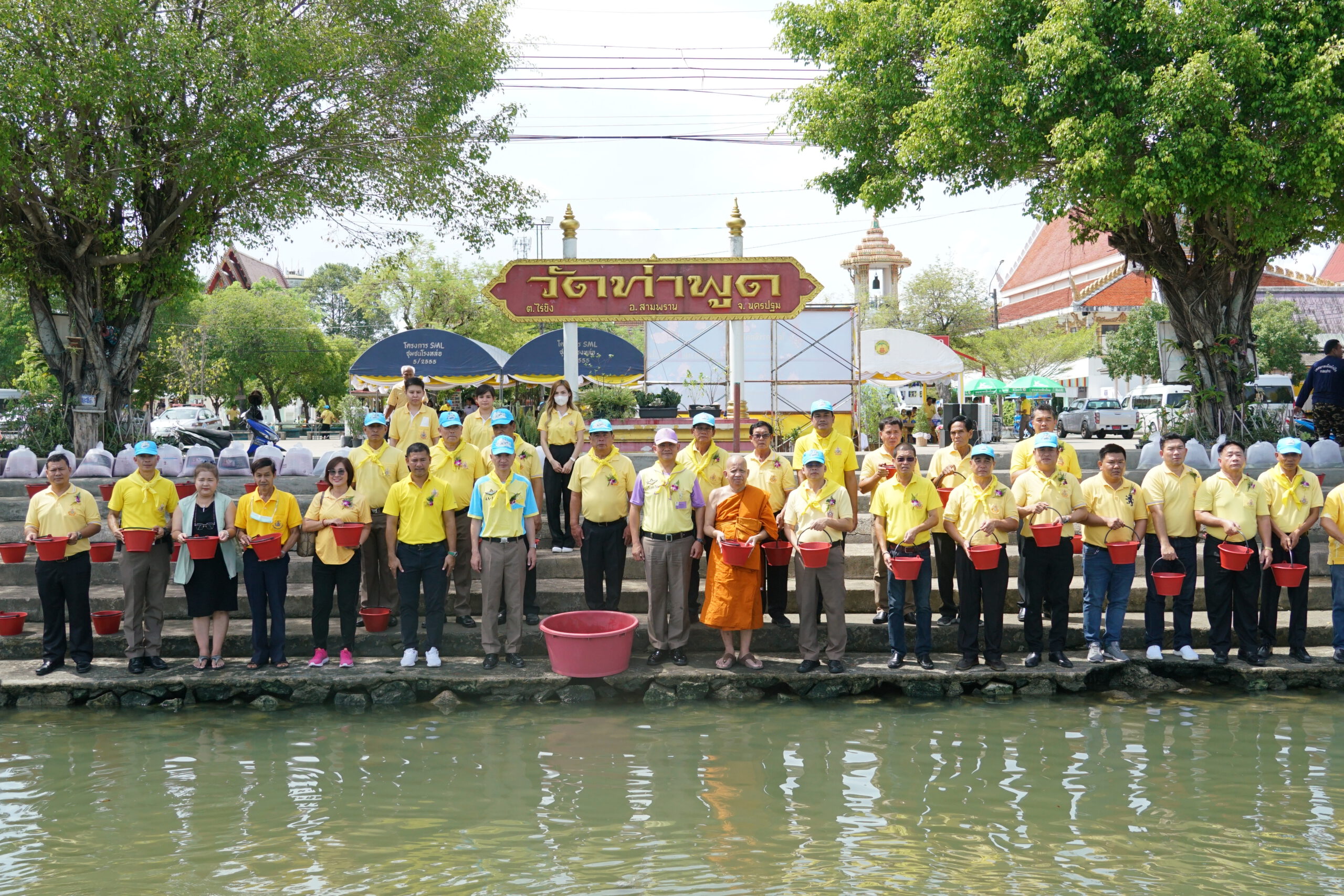 นครปฐม  ชาวตำบลไร่ขิงจัดซื้อพันธ์ปลา สองหมื่นตัว ปล่อยเพื่อเฉลิมพระเกียรติในหลวง