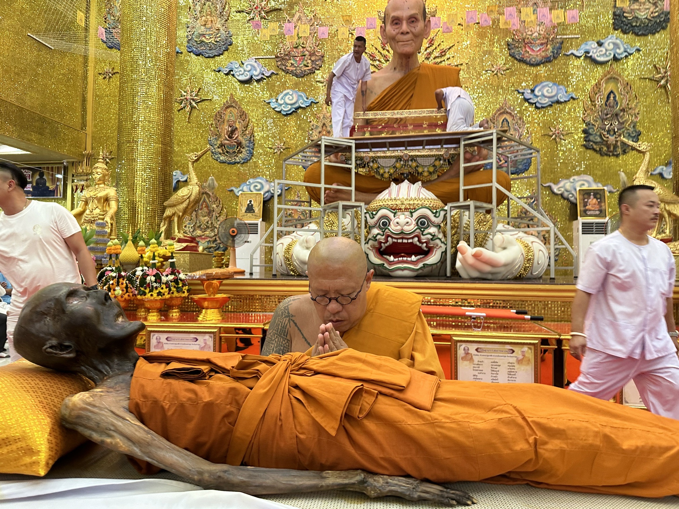 นครปฐม  อึ้ง!!!หนึ่งเดียว สรีระสังขารหลวงพ่อพูล19ปี ผิวกายเป็นสีทองอร่าม ศิษยานุศิษย์แน่นวัด