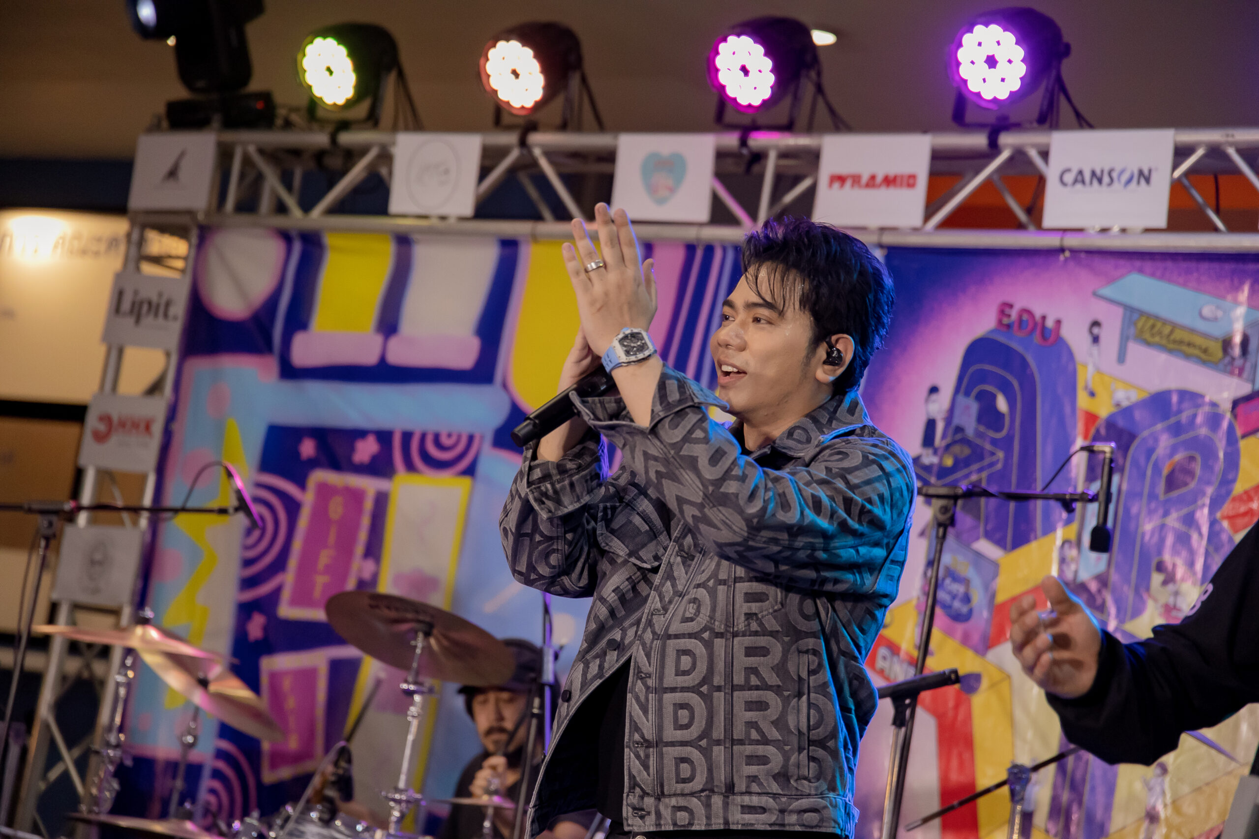 แอ็คมี่ คนไทยหนึ่งเดียวกอดคอแนบสนิท อนันต์ อัมบานี สุด Exclusive!