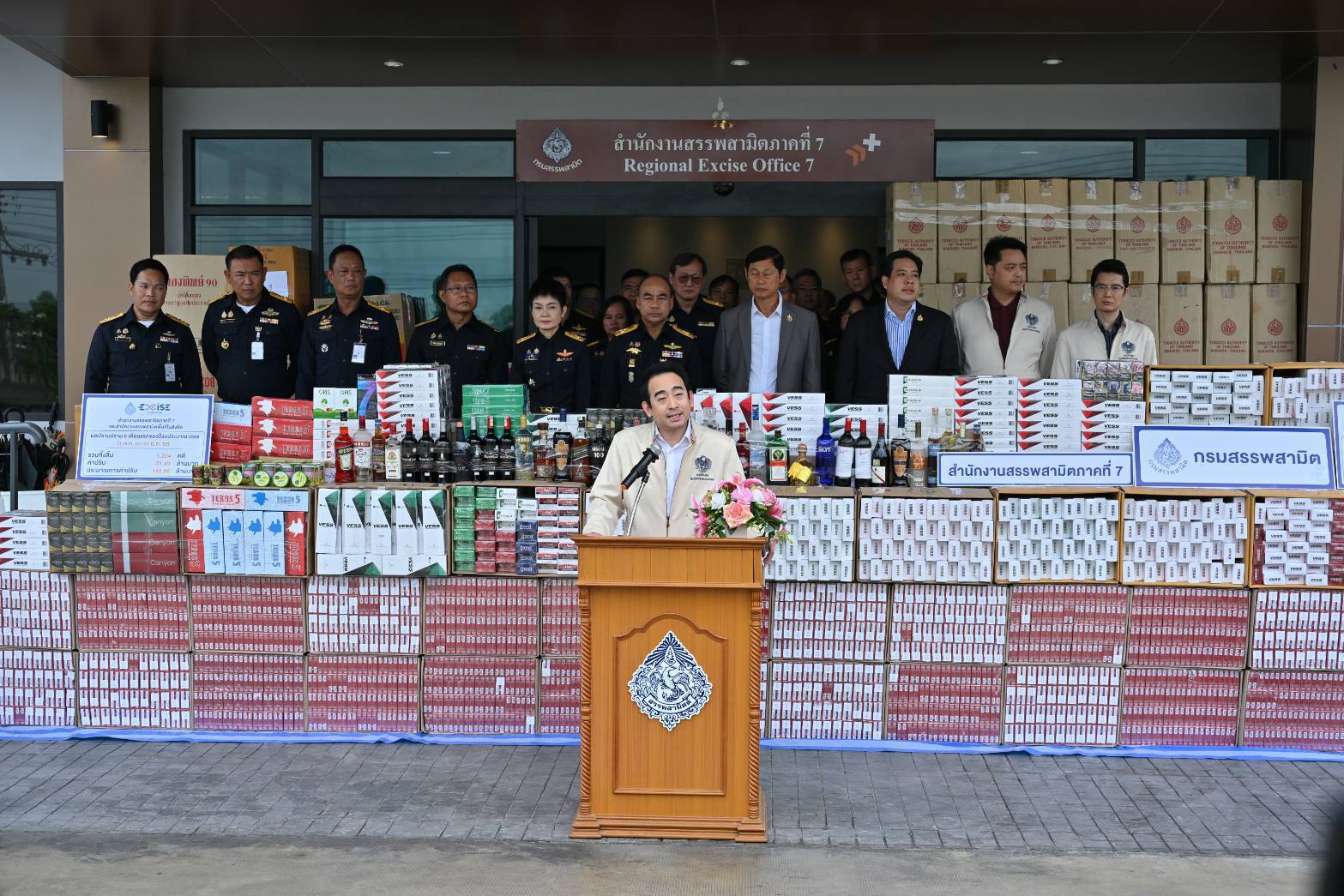 นครปฐม  รมว.กระทรวงการคลัง แถลงผลจับบุหรี่เถื่อน ยึดได้กว่า 35,000ซอง ค่าปรับกว่า 4.7 ล้าน