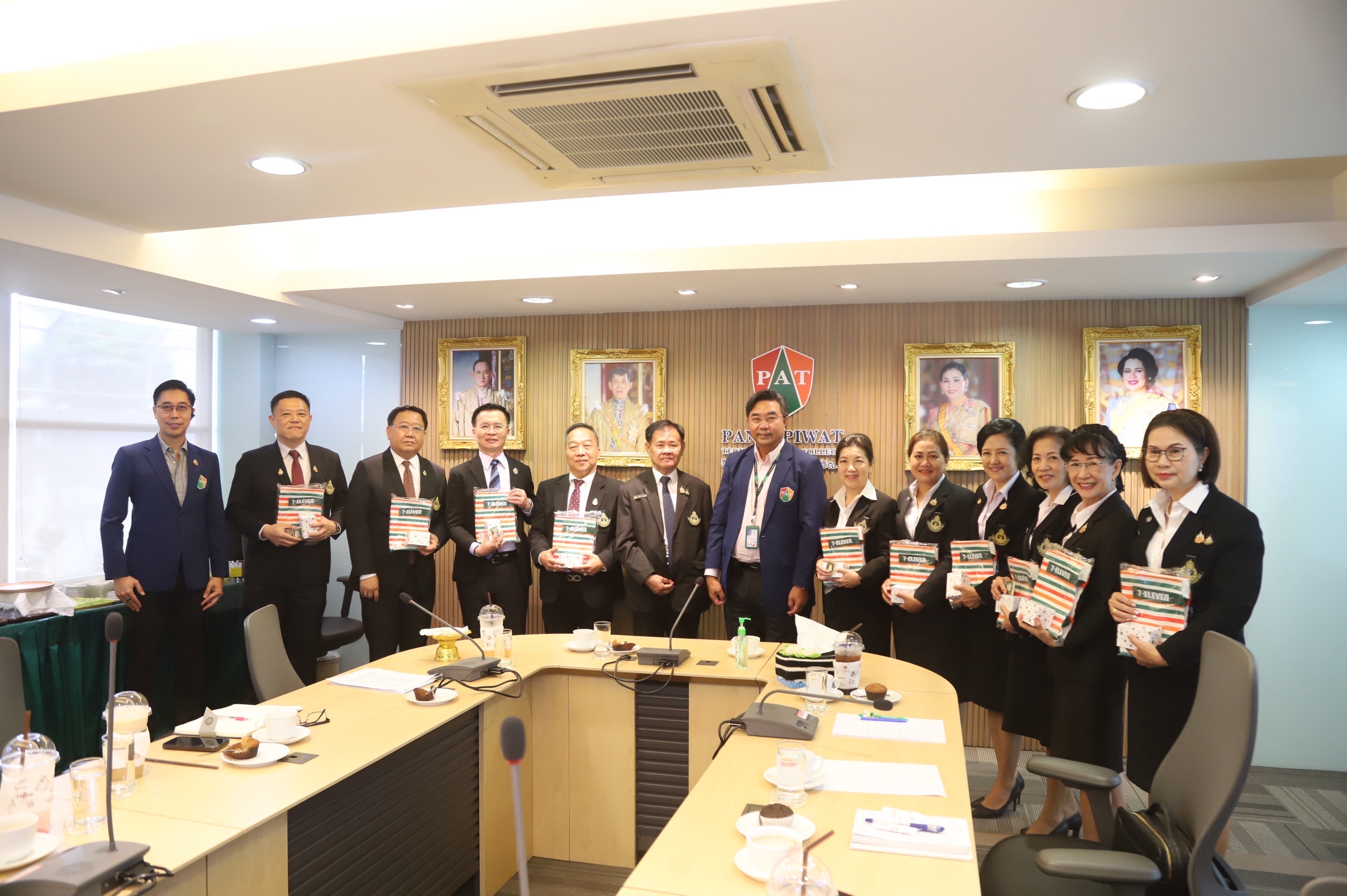 คณะผู้พิพากษาสมทบศาลเยาวชนและครอบครัวกลาง ติดตามดูแล ให้กำลังใจเยาวชนด้านการศึกษา