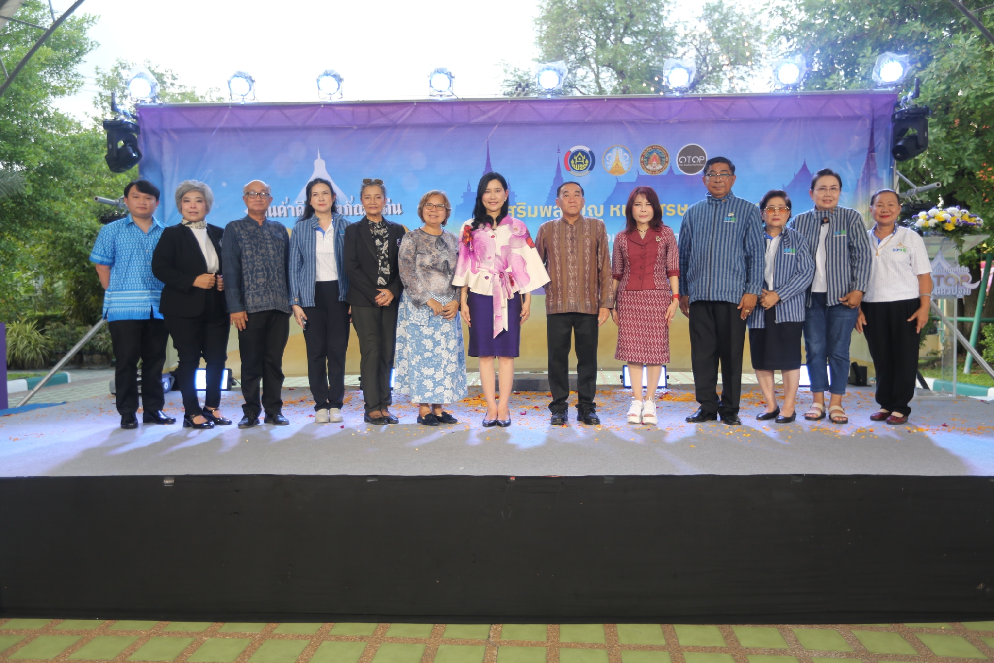 นครปฐม ผู้ว่าฯเปิดงานผลิตภัณฑ์เด่น OTOP นครปฐม ชวนช๊อป งานสินค้าดี และขอพรหลวงพ่อพูล