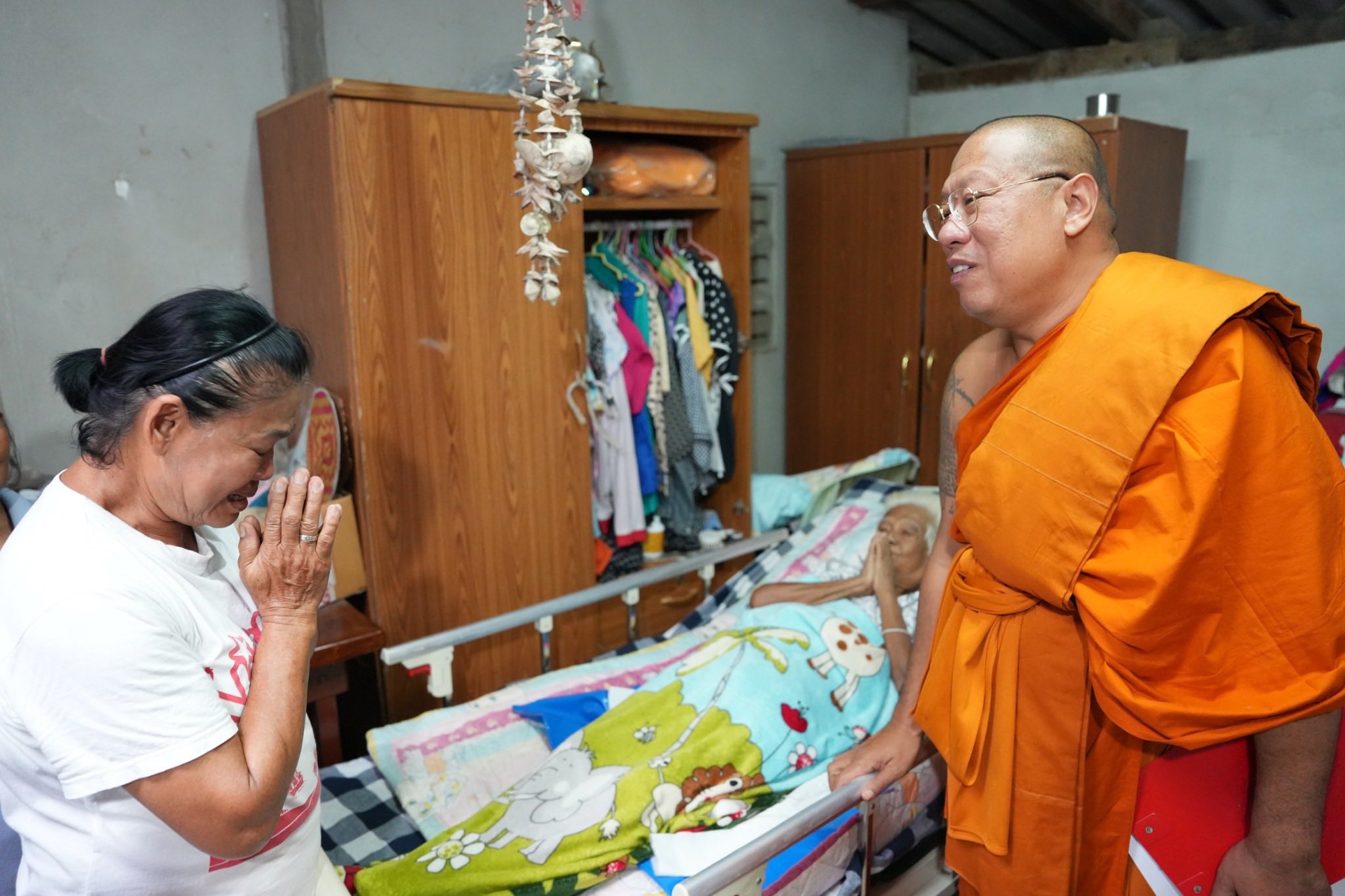 หลวงพี่น้ำฝน มอบเตียงผู้ป่วย ยาย82ป่วยมะเร็ง“ลูกกตัญญูใจสู้…เพื่อแม่ ”