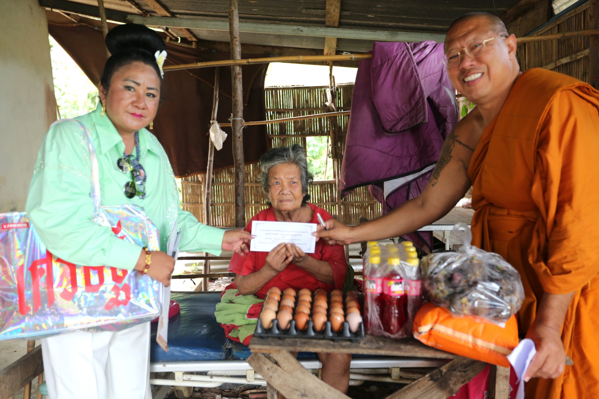 หลวงพี่น้ำฝน นำศิษย์ มอบเงิน ข้าวสาร อาหารแห้ง กลุ่มคนเปราะบางราชบุรี “ใจถึงใจ คือ สะพานแห่งบุญ”