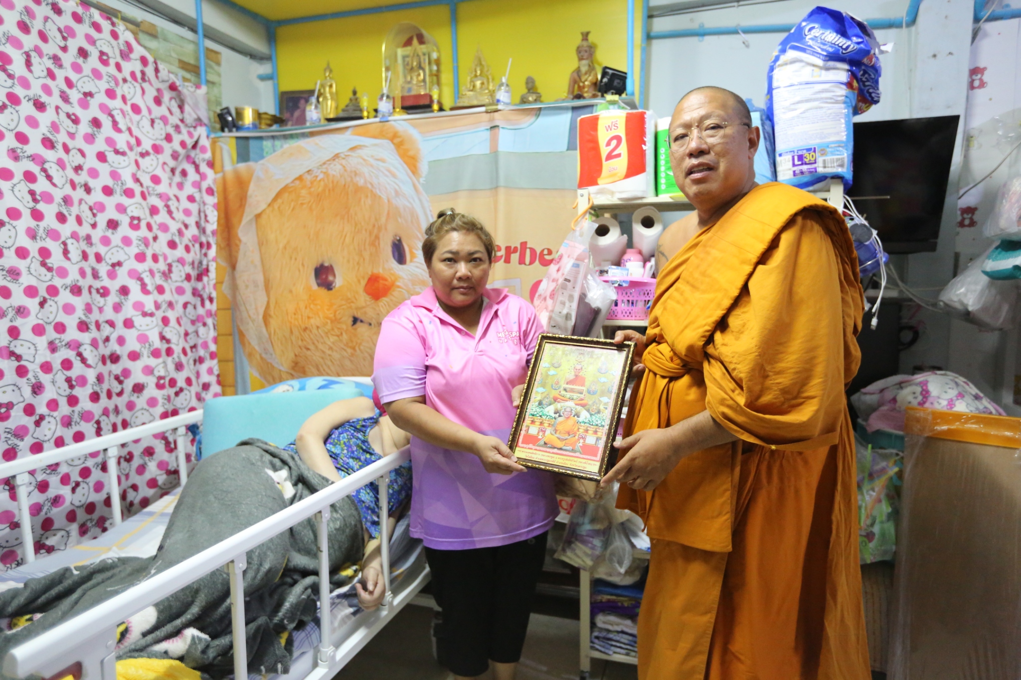 หลวงพี่น้ำฝน  ช่วยไม่หยุด เดินหน้ามอบเตียงให้ผู้ป่วยติดเตียง อย่างต่อเนื่อง