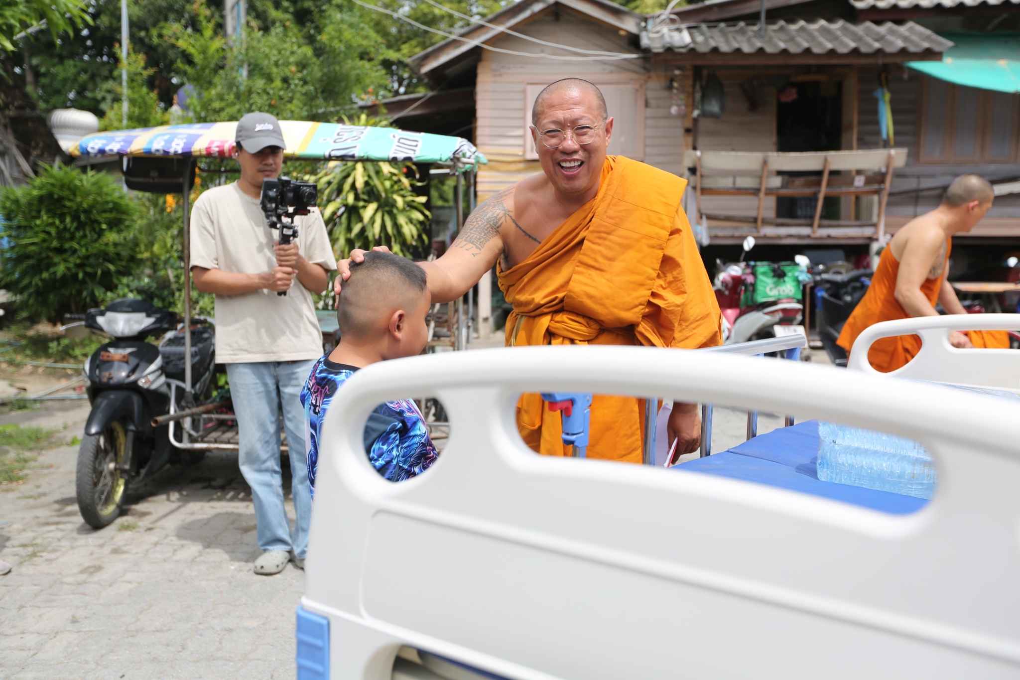 นครปฐม  “หลวงพี่น้ำฝน”ลงพื้นที่ช่วยเหลือครอบครัวผู้ป่วย”ชุมชนมอญ”