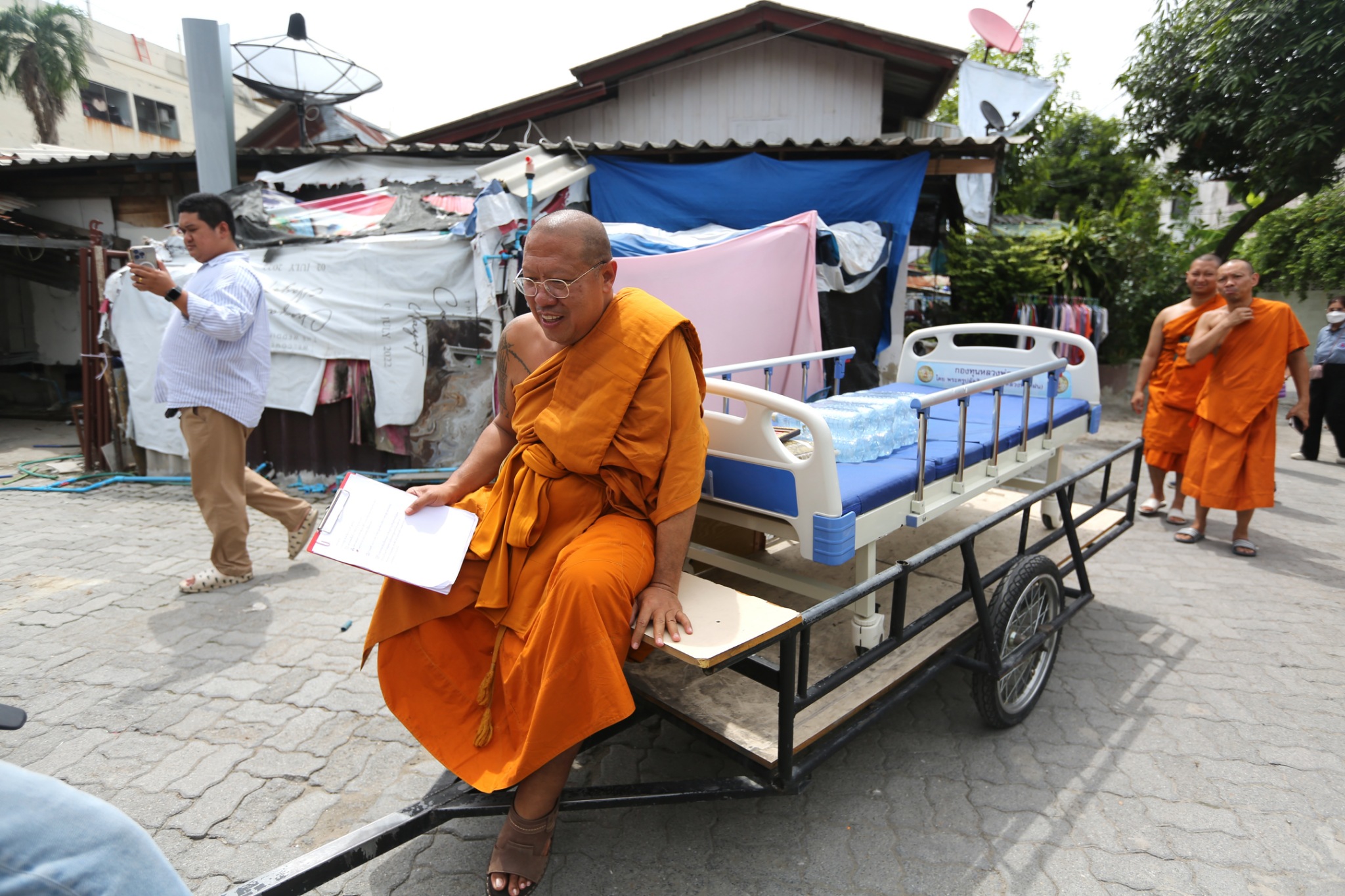 หลวงพี่น้ำฝน นำคณะสงฆ์นั่งซาเล้งแบกเตียง ช่วยพนักงานเก็บขยะ นอนป่วยติดเตียง