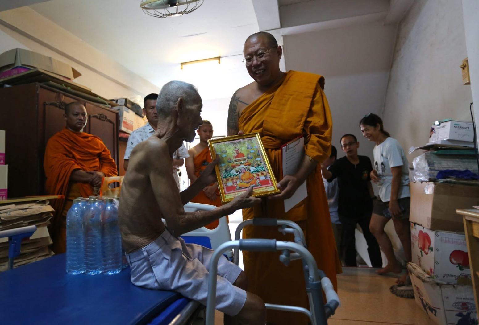 หลวงพี่น้ำฝน ช่วย ลูกสะใภ้กตัญญูผู้แบกภาระพ่อสามี และตัวสามี ป่วย