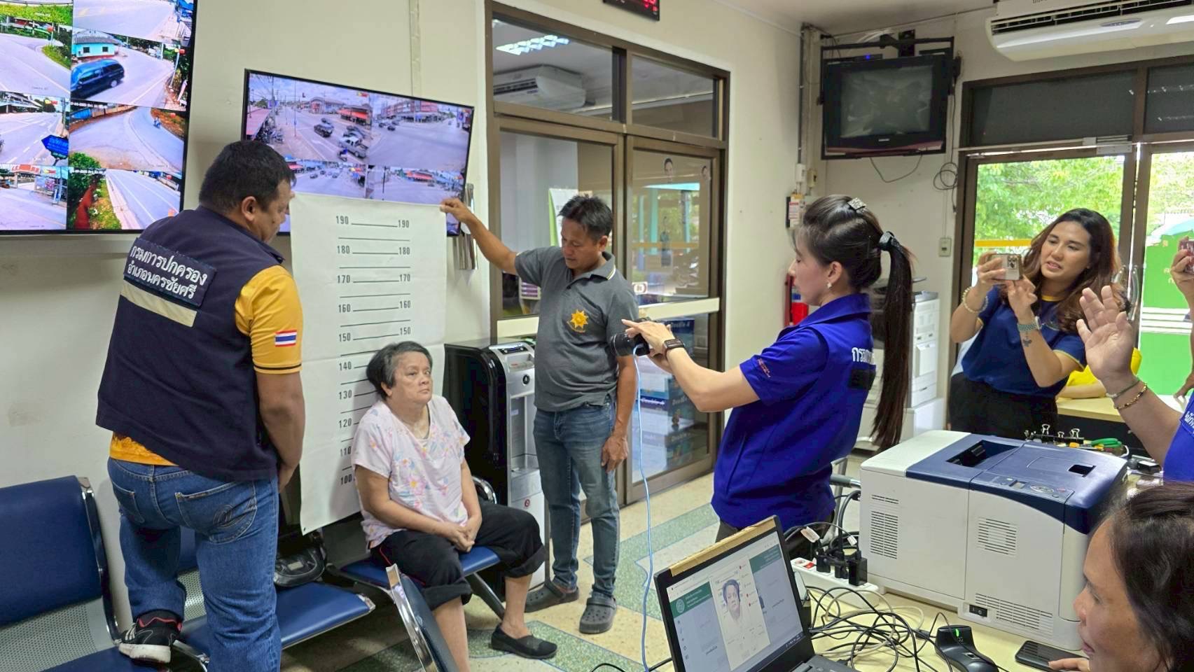 นครปฐม  อำเภอนครชัยศรี ส่งทีมปลัดศูนย์ทะเบียนภาค7 ทำบัตรกลุ่มผู้สูงวัย ติดเตียง รับสิทธิภาครัฐ