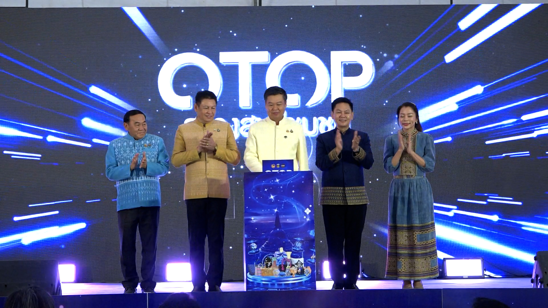 นครปฐม    รองอธิบดีกรมการพัฒนาชุมชน เปิดโครงการ OTOP สร้างสุขสู่ชุมชน