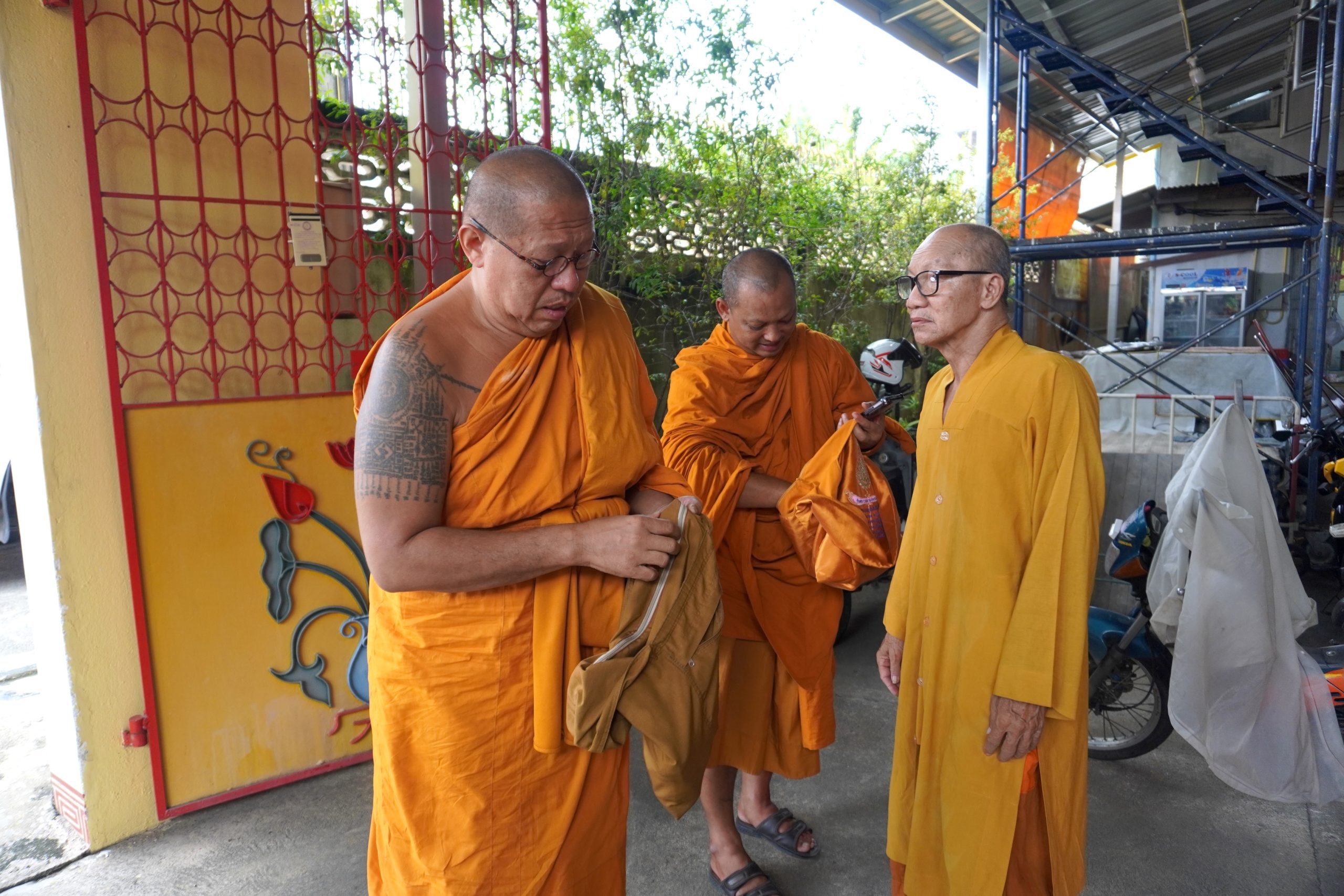 “เรืองชัย ไม่รอด” แอบเป็นพระจีน ช่วงกินเจ ชาวบ้านร้องหลวงพี่น้ำฝน ตามรวบส่งกินข้าวคุก