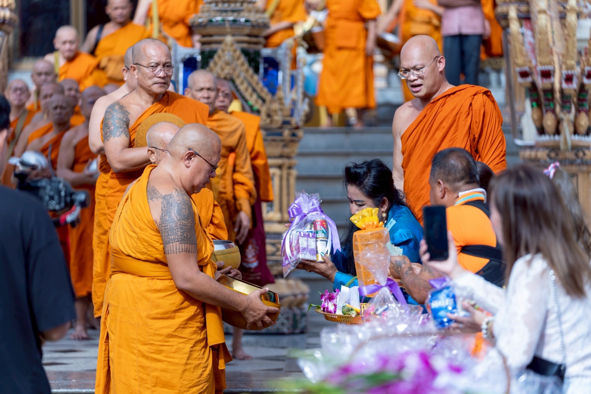 นครปฐม  พุทธศาสนิกชนร่วมตักบาตรเทโวโรหณะที่วัดไผ่ล้อม พระอารามหลวง