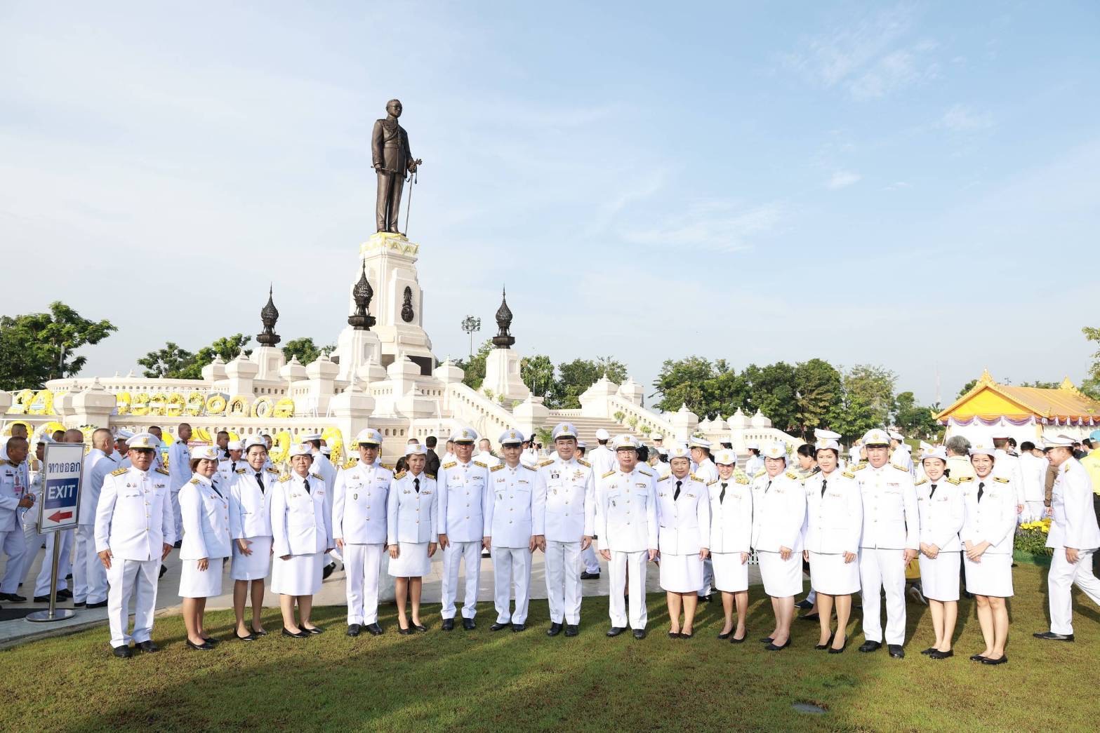 กรุงเทพมหานคร  ข้าราชการกรมการขนส่งทางบกวางพวงมาลาเนื่องในวันนวมินทรมหาราช