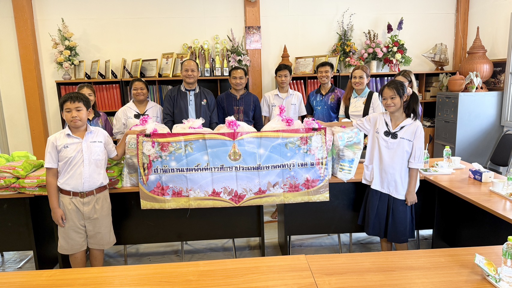 นนทบุรี   วิทยาลัยเทคโนโลยีปัญญาภิวัฒน์มอบถุงยังชีพช่วยเหลือนักเรียนประสบภัยน้ำท่วม