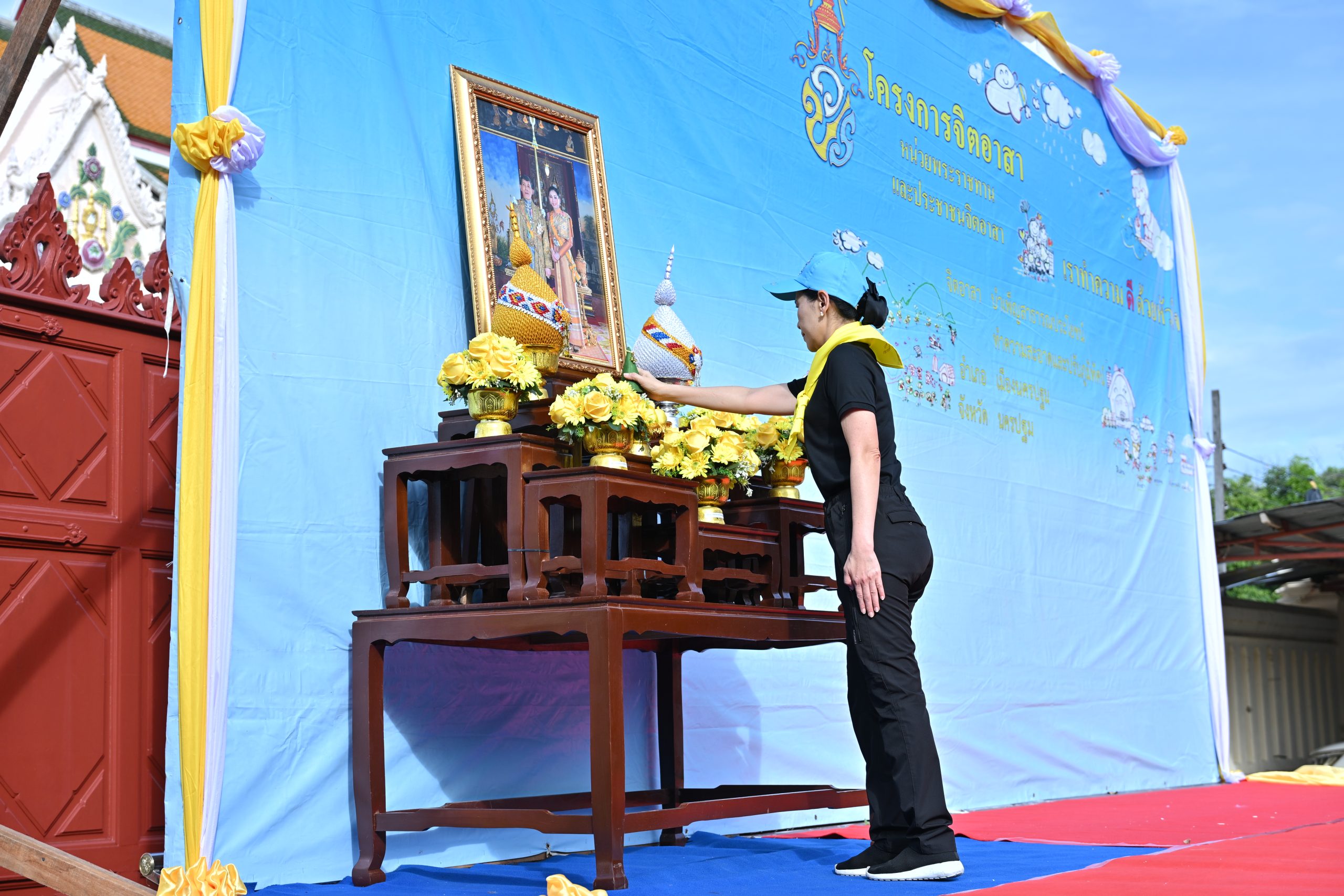 นครปฐม จัดกิจกรรมจิตอาสาปรับภูมิทัศน์ ทำบุญตักบาตรถวายเป็นพระราชกุศล แด่พระบาทสมเด็จพระมงกุฎเกล้าเจ้าอยู่หัว