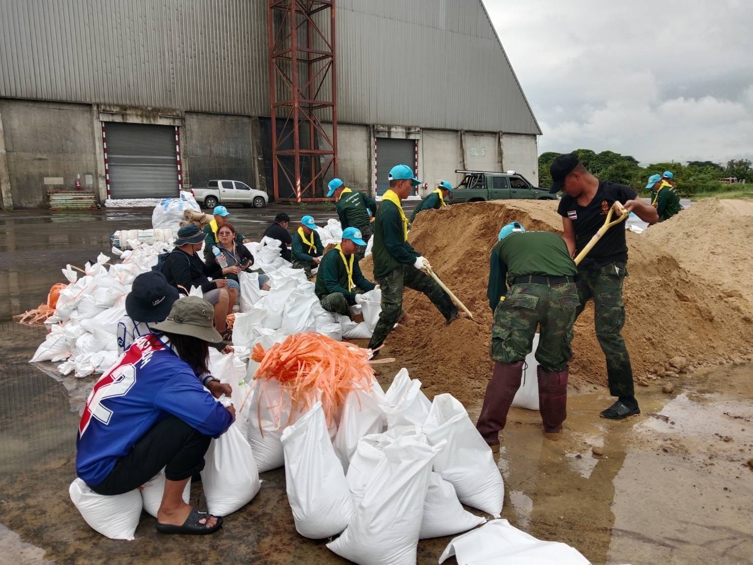 แม่ทัพไก่ สั่งการ ระดมกำลังพล เครื่องมือ เร่งช่วยเหลือประชาชน รับ ผลพวง พายุ ‘แคเมกี’ 24 ชั่วโมง
