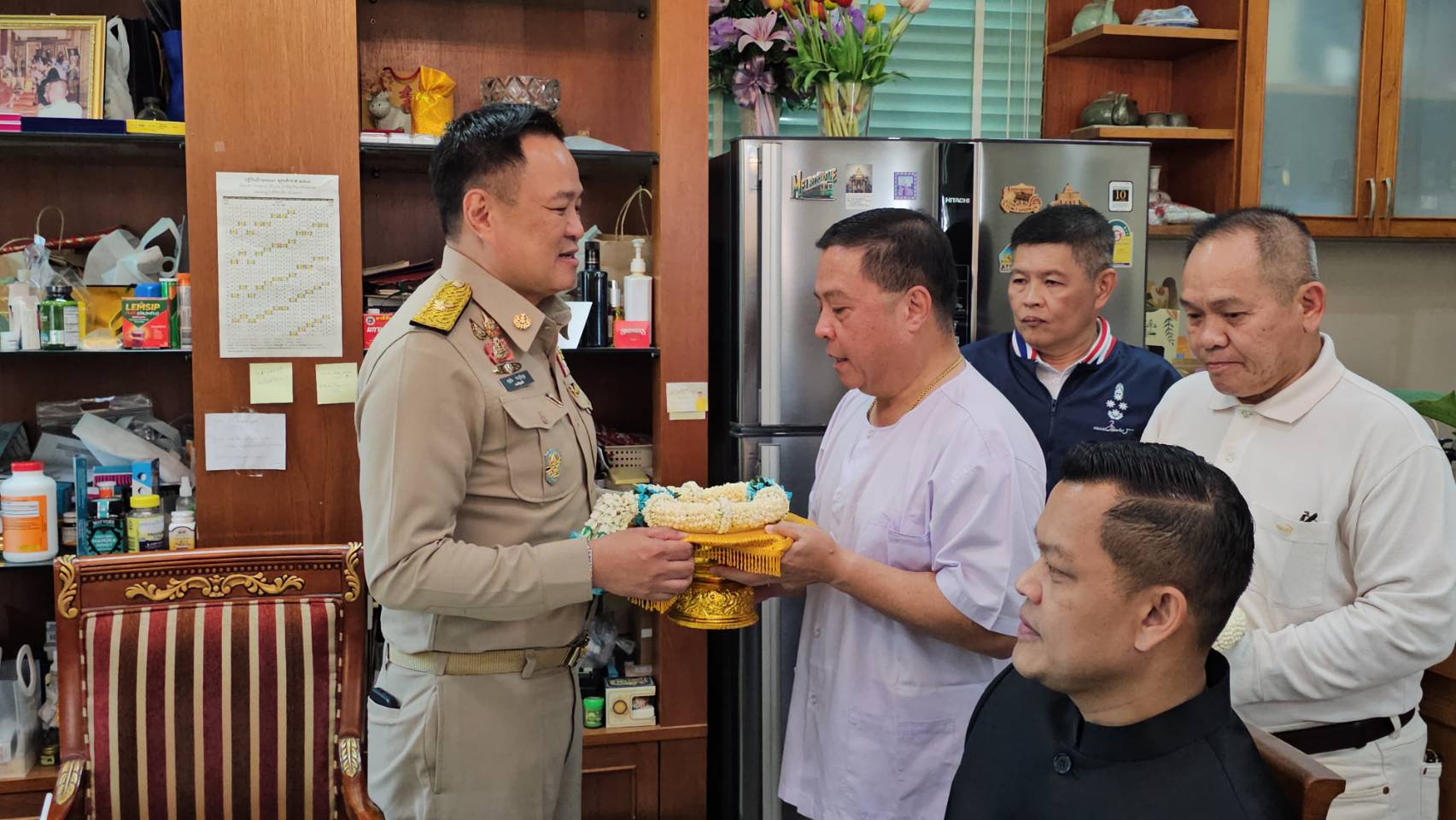 “อนุทิน-ธรรมนัส”ร่วมพิธีปลงผม “บิ๊กอ้อ”บวชถวายพระพันปีหลวง