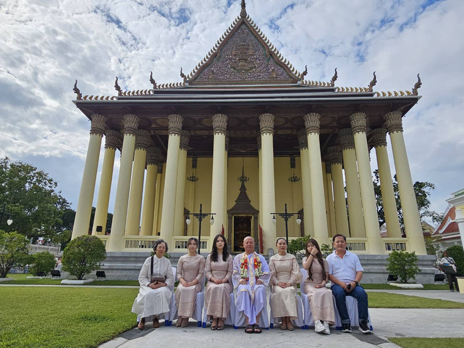 “อนุทิน-ธรรมนัส”ร่วมพิธีปลงผม “บิ๊กอ้อ”บวชถวายพระพันปีหลวง