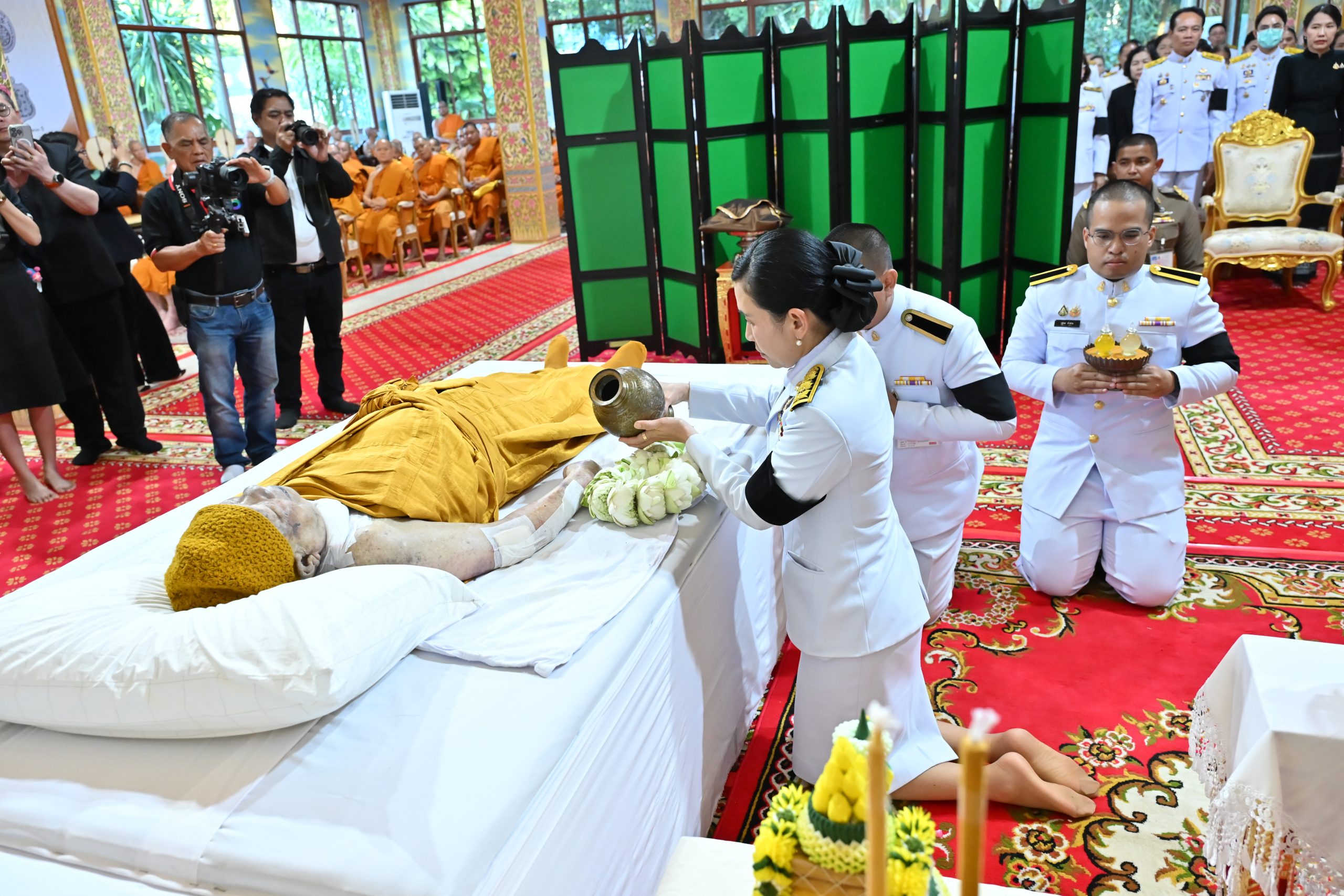 ในหลวงทรงพระกรุณาโปรดเกล้าโปรดกระหม่อม พระราชทานน้ำหลวงสรงศพถวายแด่ (หลวงปู่แผ้ว)