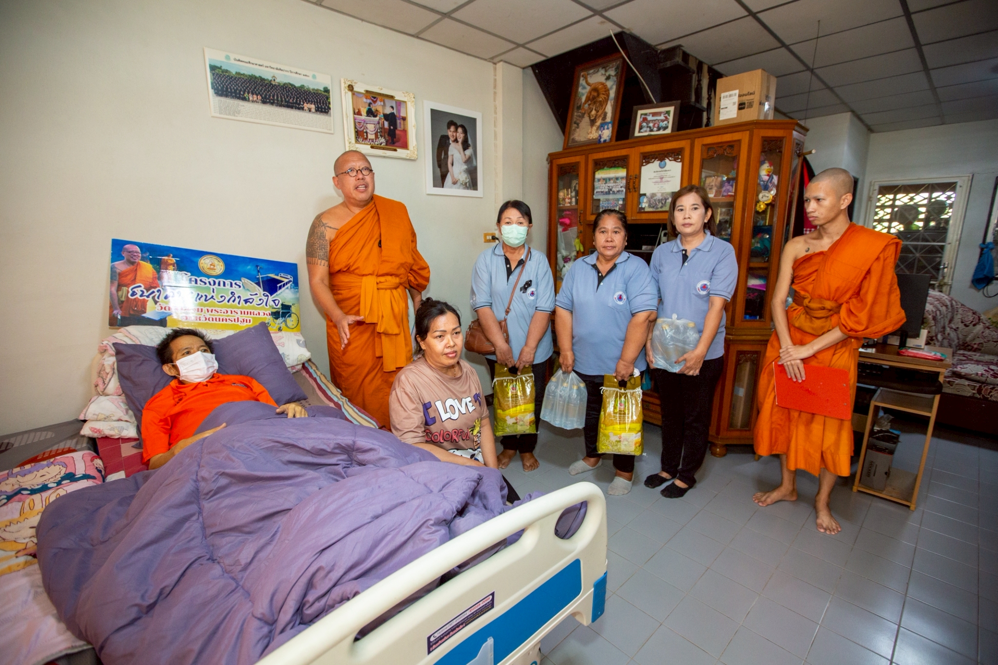 หลวงพี่น้ำฝน มอบเตียง โครงการธนาคารแห่งกำลังใจ ช่วยครอบครัวสามีป่วยหนัก