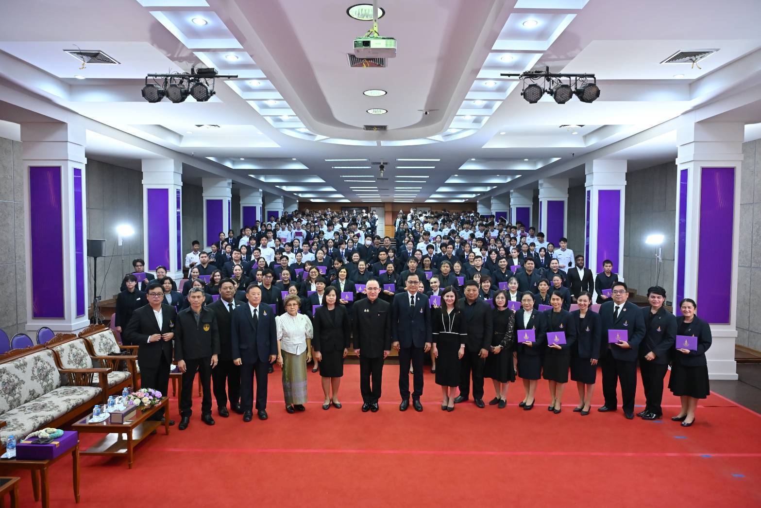 นครปฐม โรงเรียนสิรินธรราชวิทยาลัยจัดพิธีประกาศเกียรติคุณบุคลากร และนักเรียน เนื่องในวันพระบารมีปกเกล้า