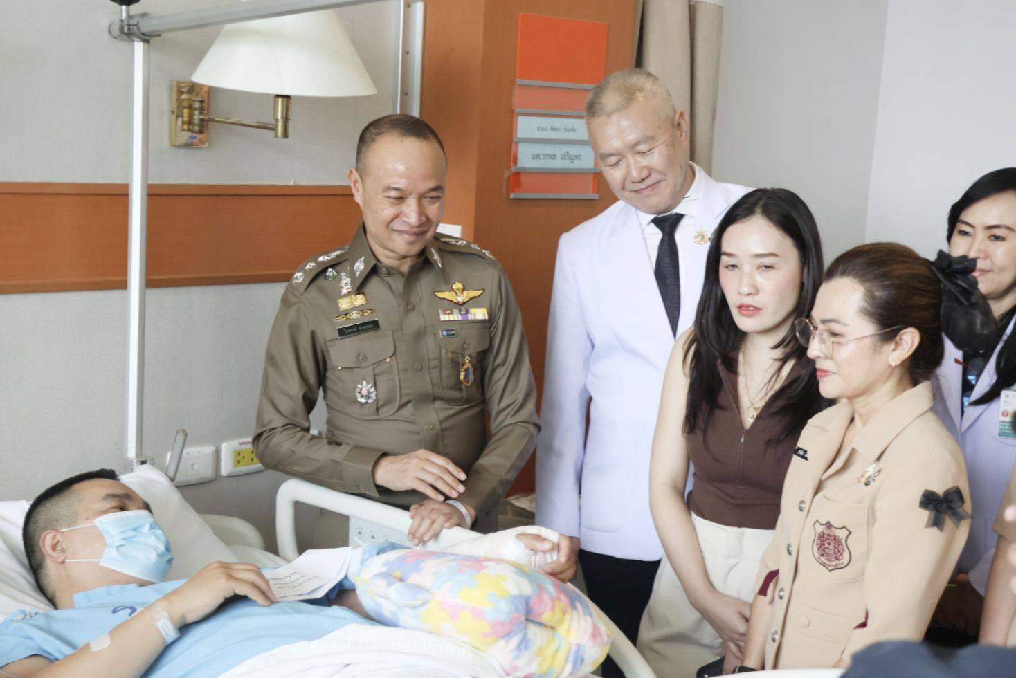 รองจเรตำรวจ พร้อมกรรมการบริหารสมาคมแม่บ้านตำรวจ เยี่ยมให้กำลังใจตำรวจ บช.น.ที่บาดเจ็บ