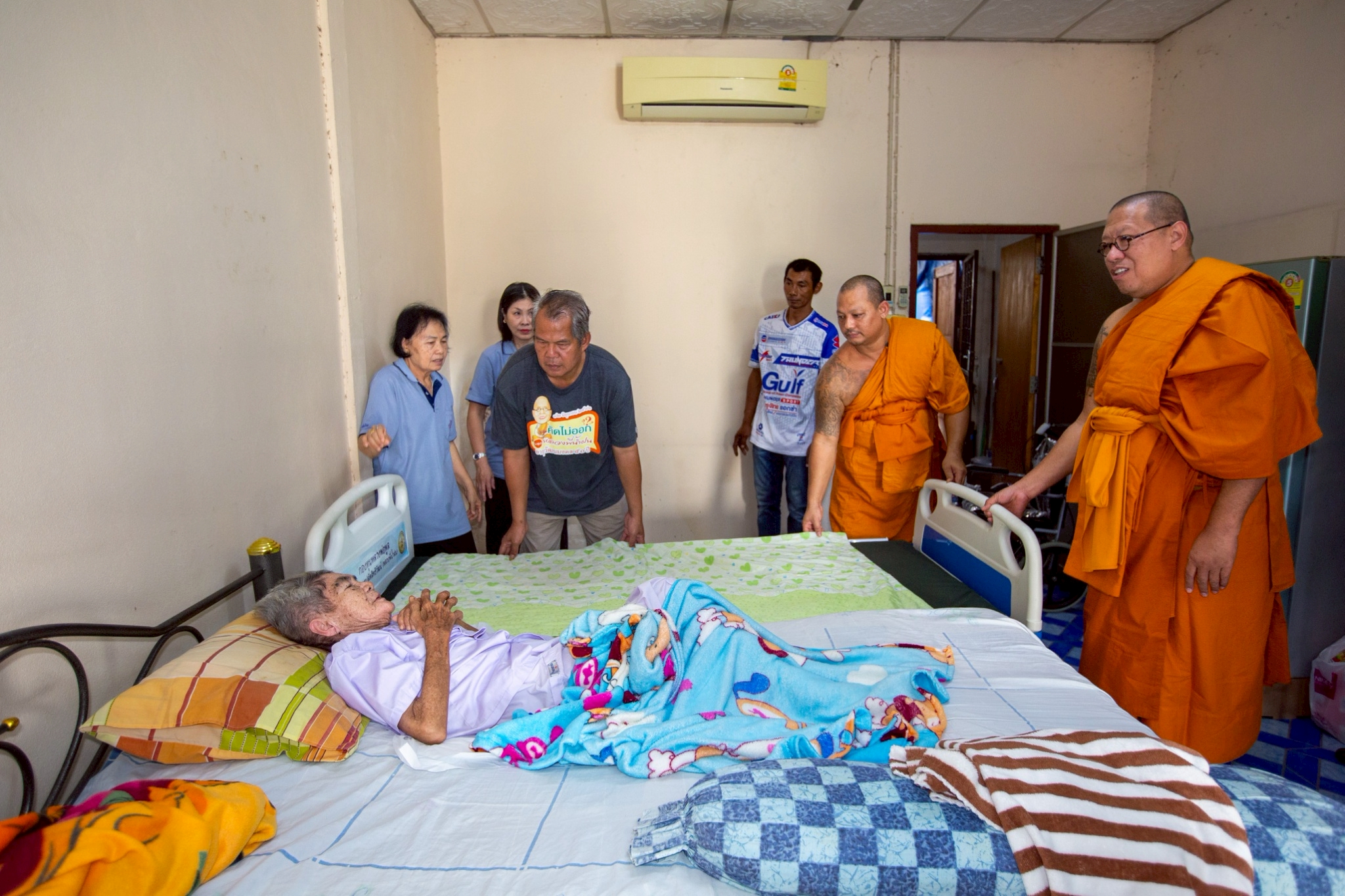 หลวงพี่น้ำฝน มอบเตียงแห่งความรัก ให้พระยอดกตัญญู ชาวบ้านสาธุ ปฏิบัติกิจไม่บกพร่อง