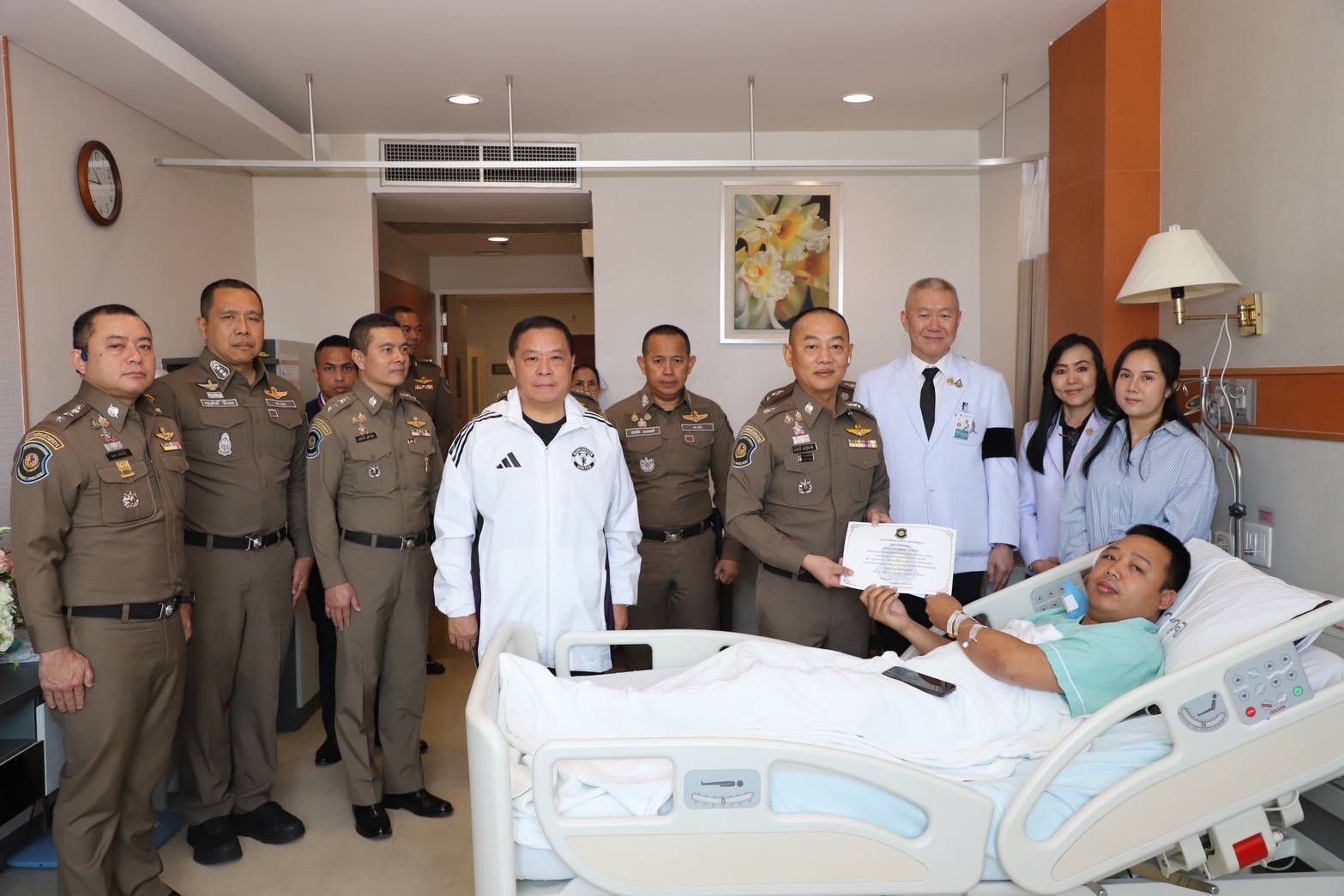 พล.ต.อ.อัคราเดช พิมลศรี ที่ปรึกษา ตร. เยี่ยมและให้กำลังใจตำรวจบาดเจ็บจากการปฏิบัติหน้าที่