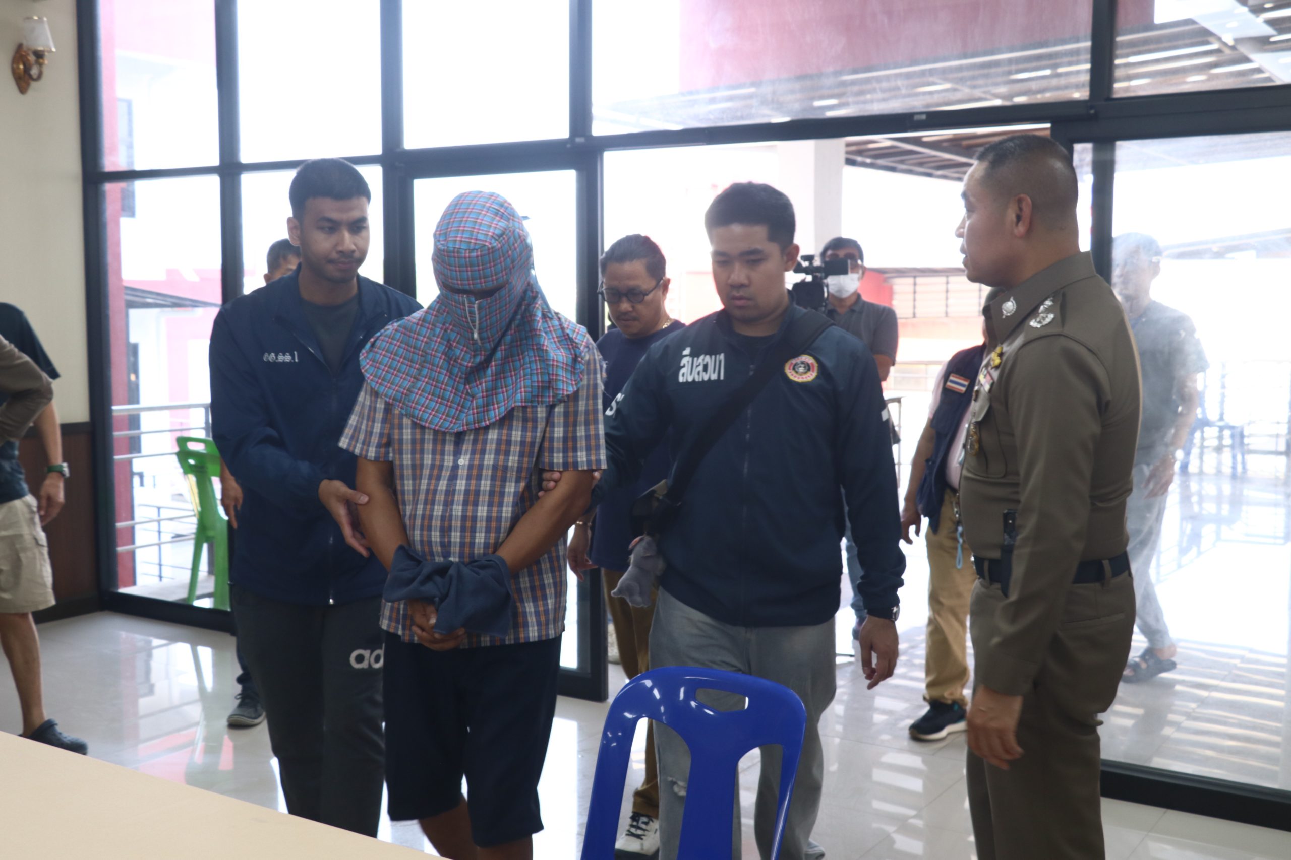 นครปฐม  ผบช.ภ.7แถลงผลการจับกุมคนร้ายชิงทรัพย์ร้านทองในห้างดังกลางเมืองนครปฐม