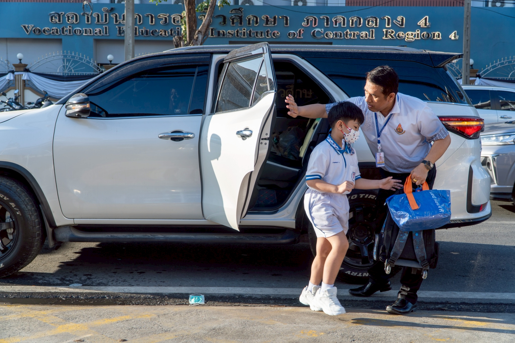 นครปฐม  สุดยอด!!! ผอ.รร.อนุบาลนครปฐม อำนวยการจราจร ยืนรับนักเรียน ทุกเช้า