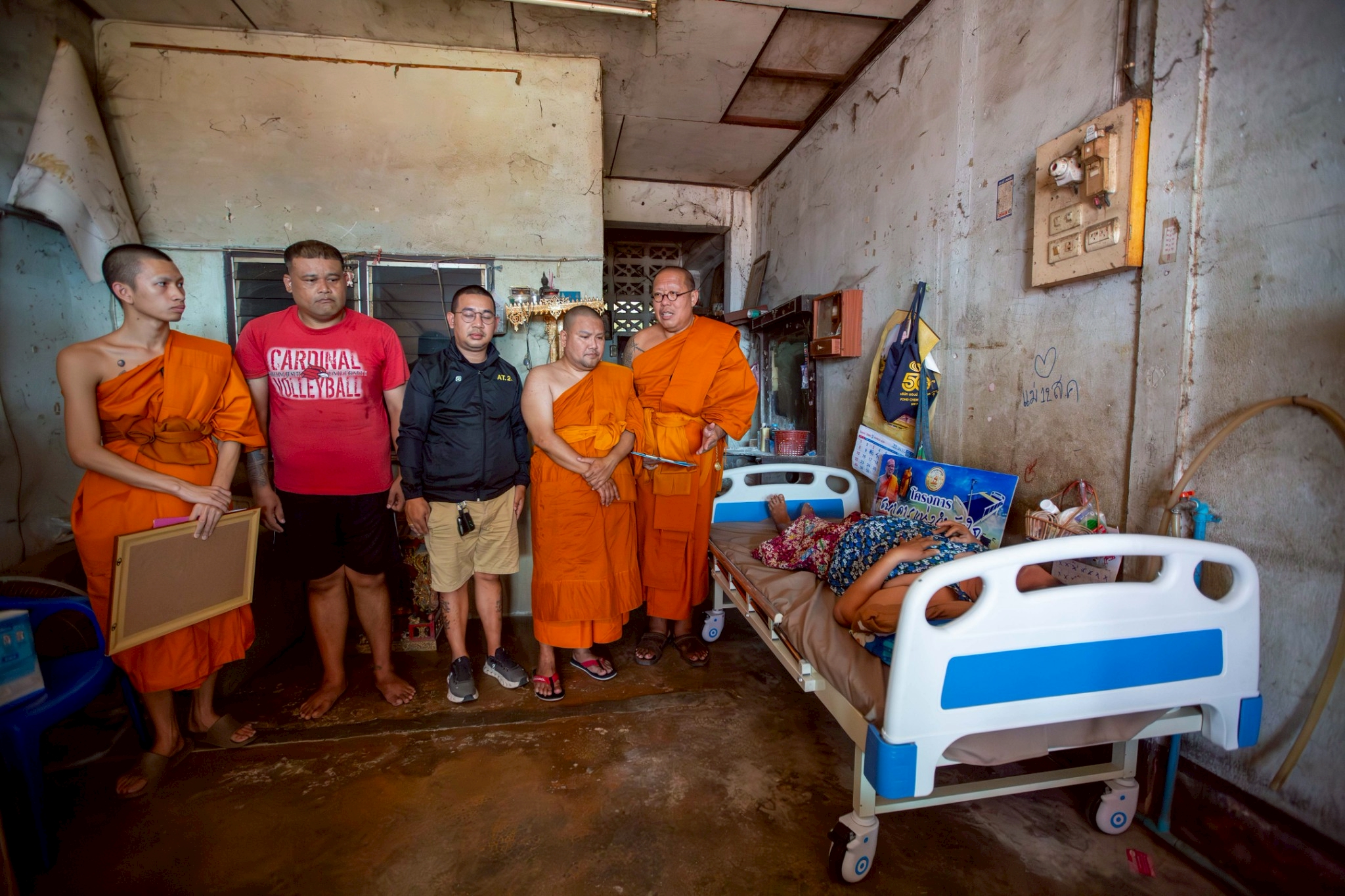 หลวงพี่น้ำฝน นำพระบอย สติ๊กเกอร์ฯมอบเตียงให้ผู้ป่วย 3 ชีวิตใช้ชีวิต ลำบากถูกตัดไฟฟ้า น้ำปะปานานแรมปี