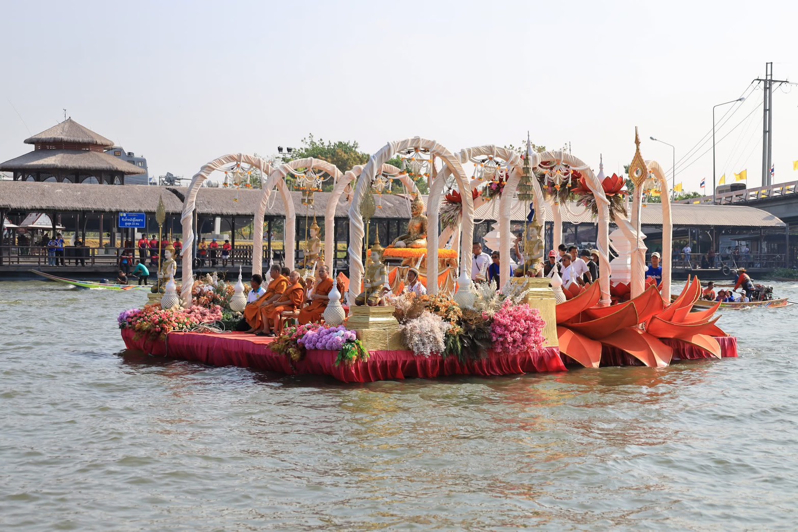 เทศบาลเมืองไร่ขิงจัดงบ สืบสานตำนานแห่หลวงพ่อวัดไร่ขิงทางบก–ทางน้ำ อย่างยิ่งใหญ่!