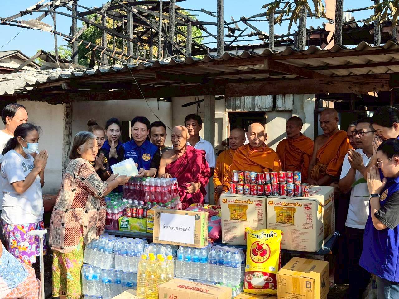 นายอำเภอนครชัยศรี ร่วมผู้นำชุมชน คณะสงฆ์ มอบเงินเครื่องใช้ ให้กำลังใจ 4 ชีวิตผู้ประสบ เหตุเพลิงไหม้บ้าน
