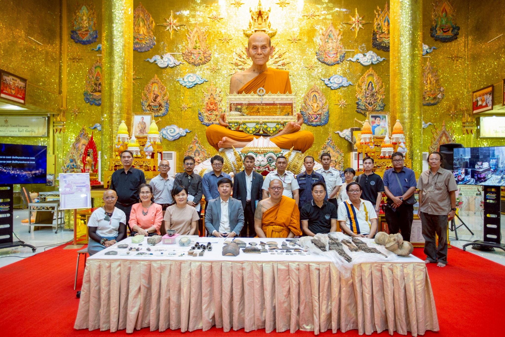 ม.ศิลปากร ส่งมอบซากเรือโบราณ 1,200 ปี ให้ วัดไผ่ล้อม เตรียมเผยแพร่เมืองยิ่งใหญ่แห่งยุคทวารวดี