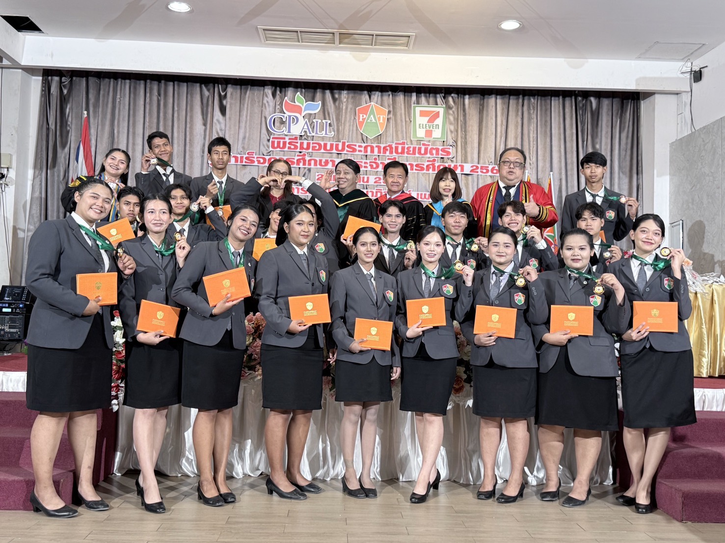 ศูนย์การเรียนปัญญาภิวัฒน์ เพชรบุรี มอบประกาศนียบัตรแก่ผู้สำเร็จการศึกษาปี2568