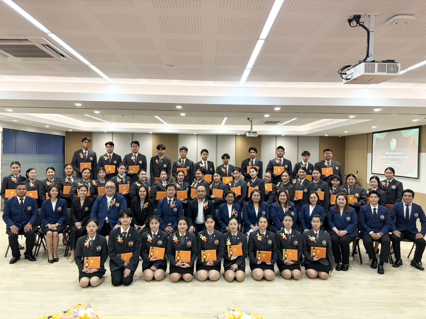 ศูนย์การเรียนปัญญาภิวัฒน์ลำปาง มอบประกาศนียบัตรแก่ผู้สำเร็จการศึกษาปี2568