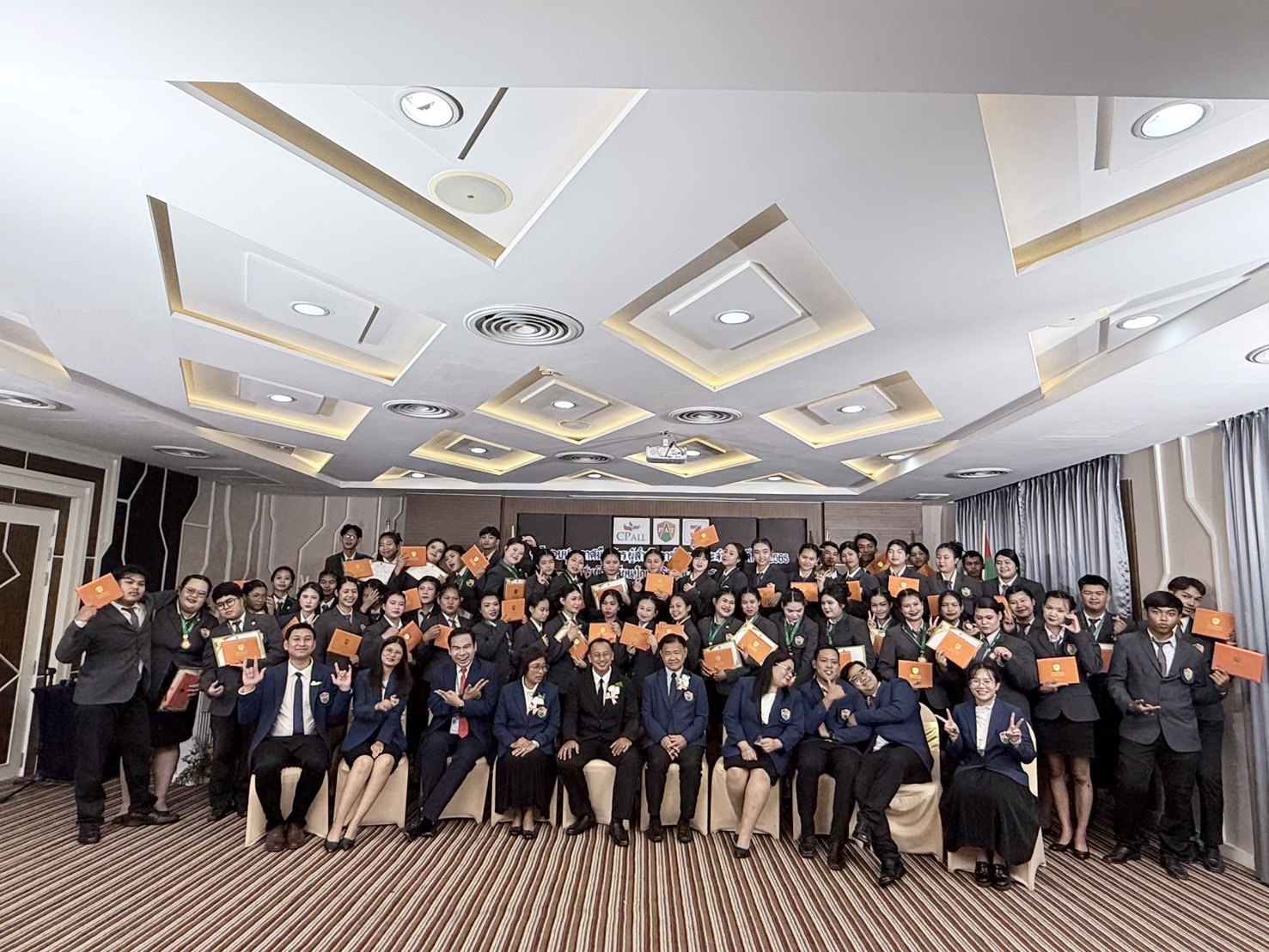 ศูนย์การเรียนปัญญาภิวัฒน์ นครสวรรค์ มอบประกาศนียบัตรผู้สำเร็จการศึกษา