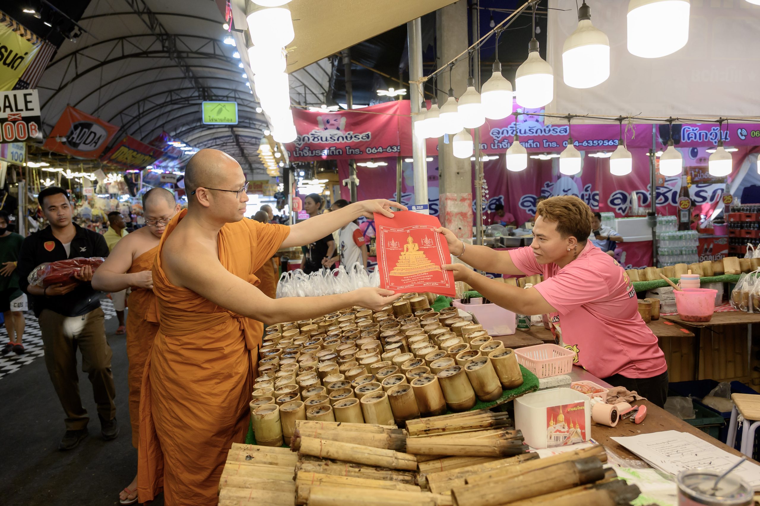 พ่อค้า แม่ค้าขายงานวัดไร่ขิง ดีใจ ได้รับผ้ายันต์และวัตถุมงคลที่ระลึก วันสุดท้ายงานประจำปี