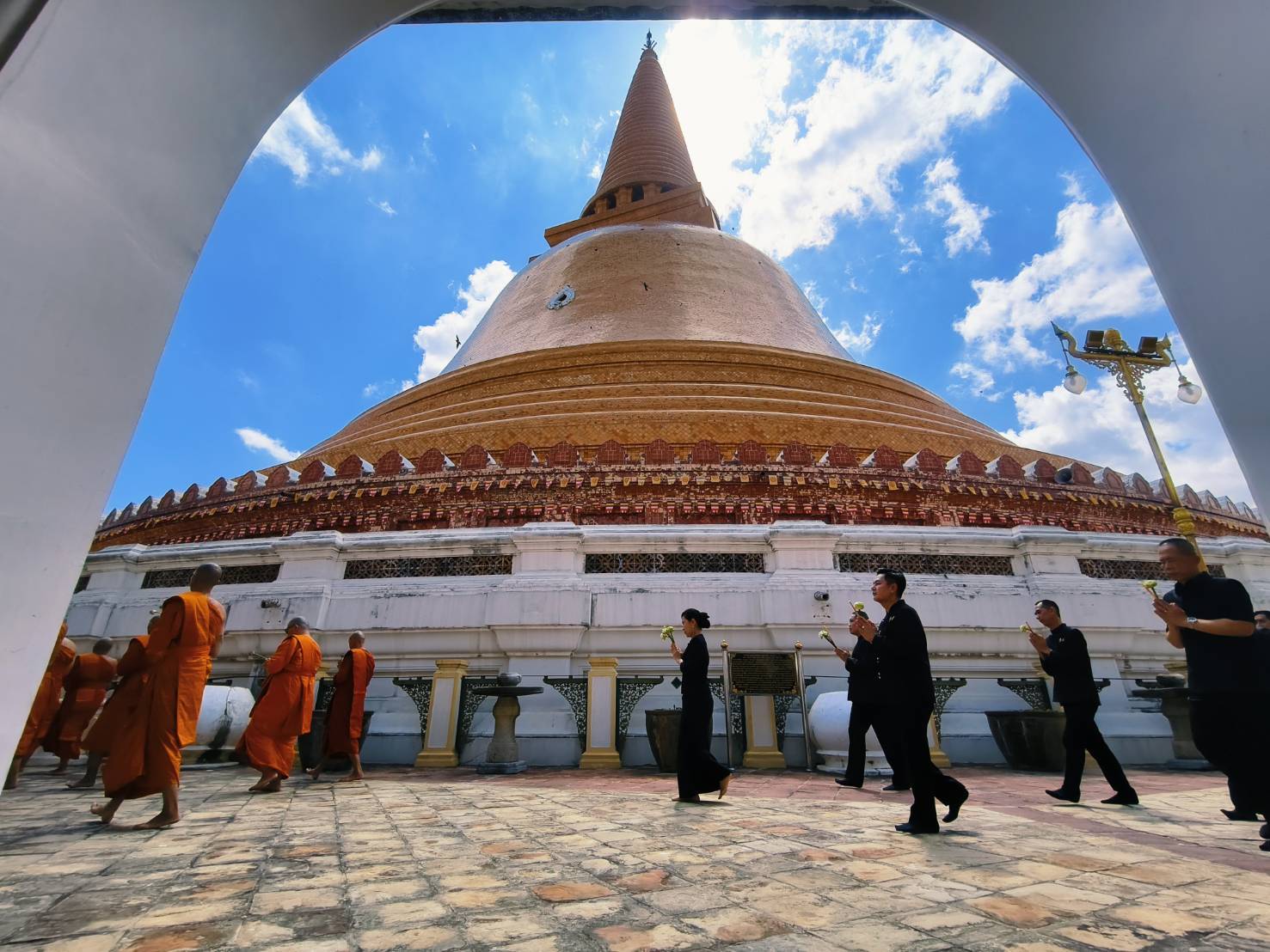นครปฐม จัดพิธีบำเพ็ญกุศลและเวียนเทียนรอบองค์พระปฐมเจดีย์ เนื่องในวันวิสาขบูชา วันสำคัญสากลของโลก