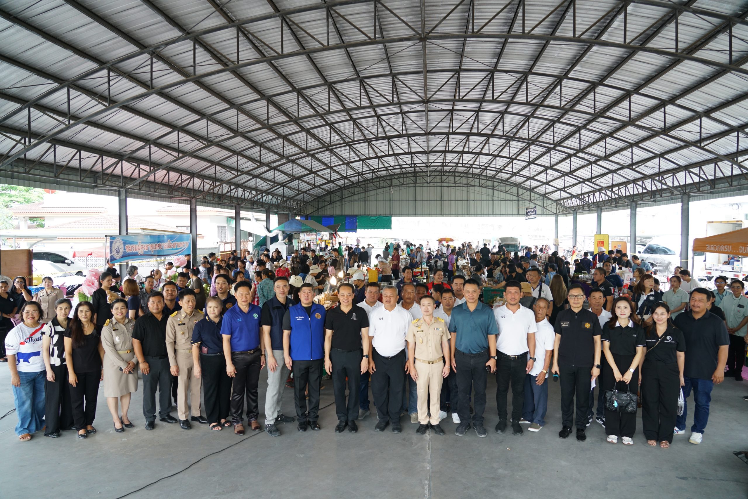 นครปฐม  อำเภอสามพรานเปิดกิจกรรม การจำหน่ายสินค้า “ไทยช่วยไทย” ลดภาระ ลดค่าครองชีพ