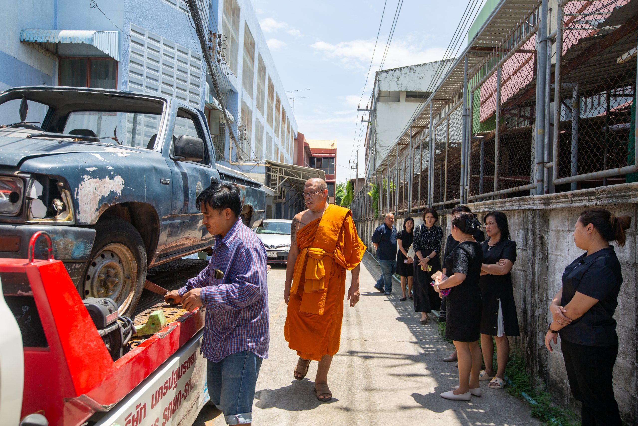 หลวงพี่น้ำฝน ปะทะคารม ห้ามจอด ผอ.กลุ่มงานฯการเงิน สพป.นครปฐม เขต 1 ปมคืนซากรถ