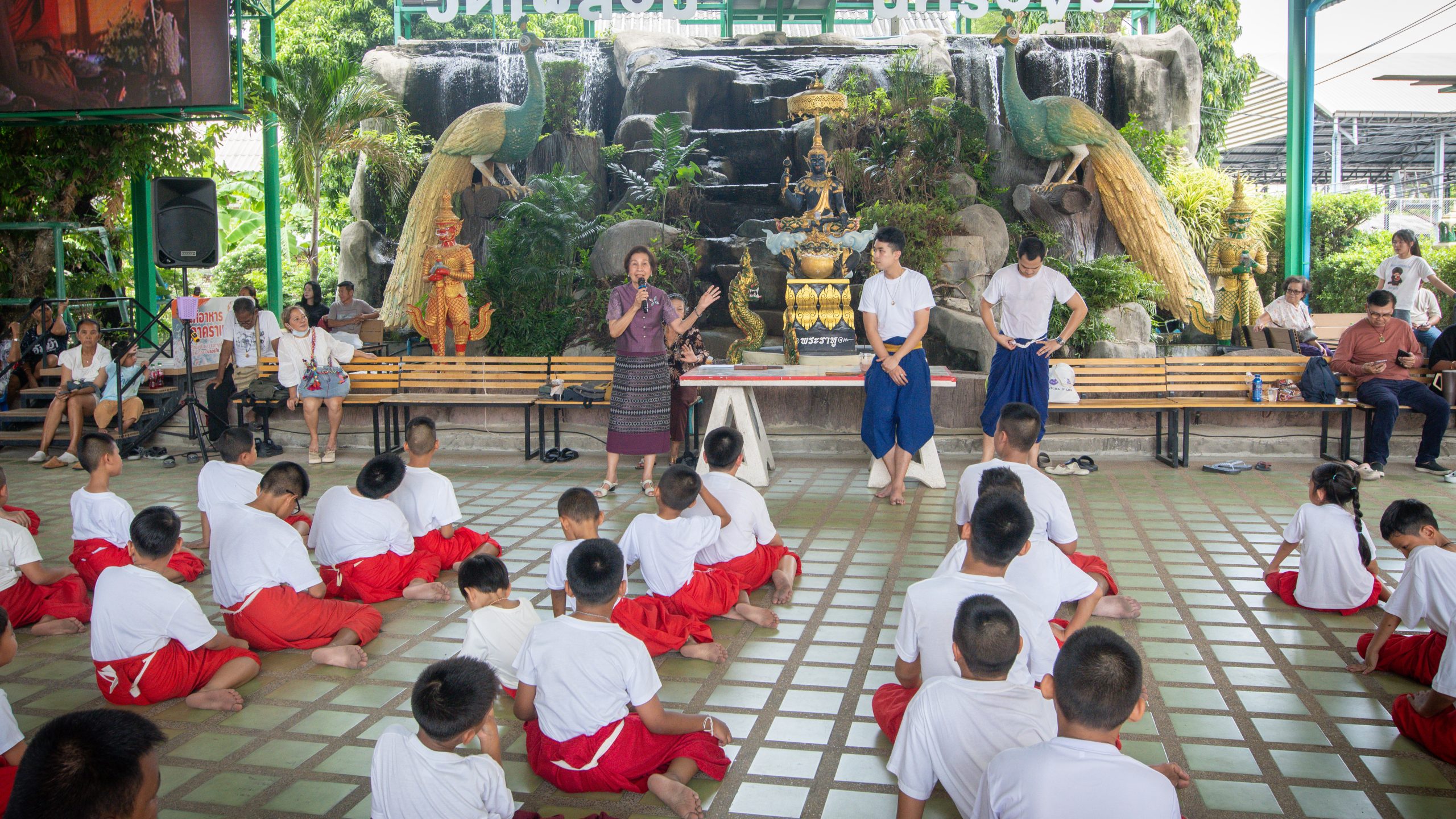 นครปฐม  คอมมูนิตี้สืบสานวัฒนธรรม ลูกเรียนโขน แม่เรียนนาฏศิลป์ กิจกรรมวันหยุด วัดไผ่ล้อม พระอารามหลวง