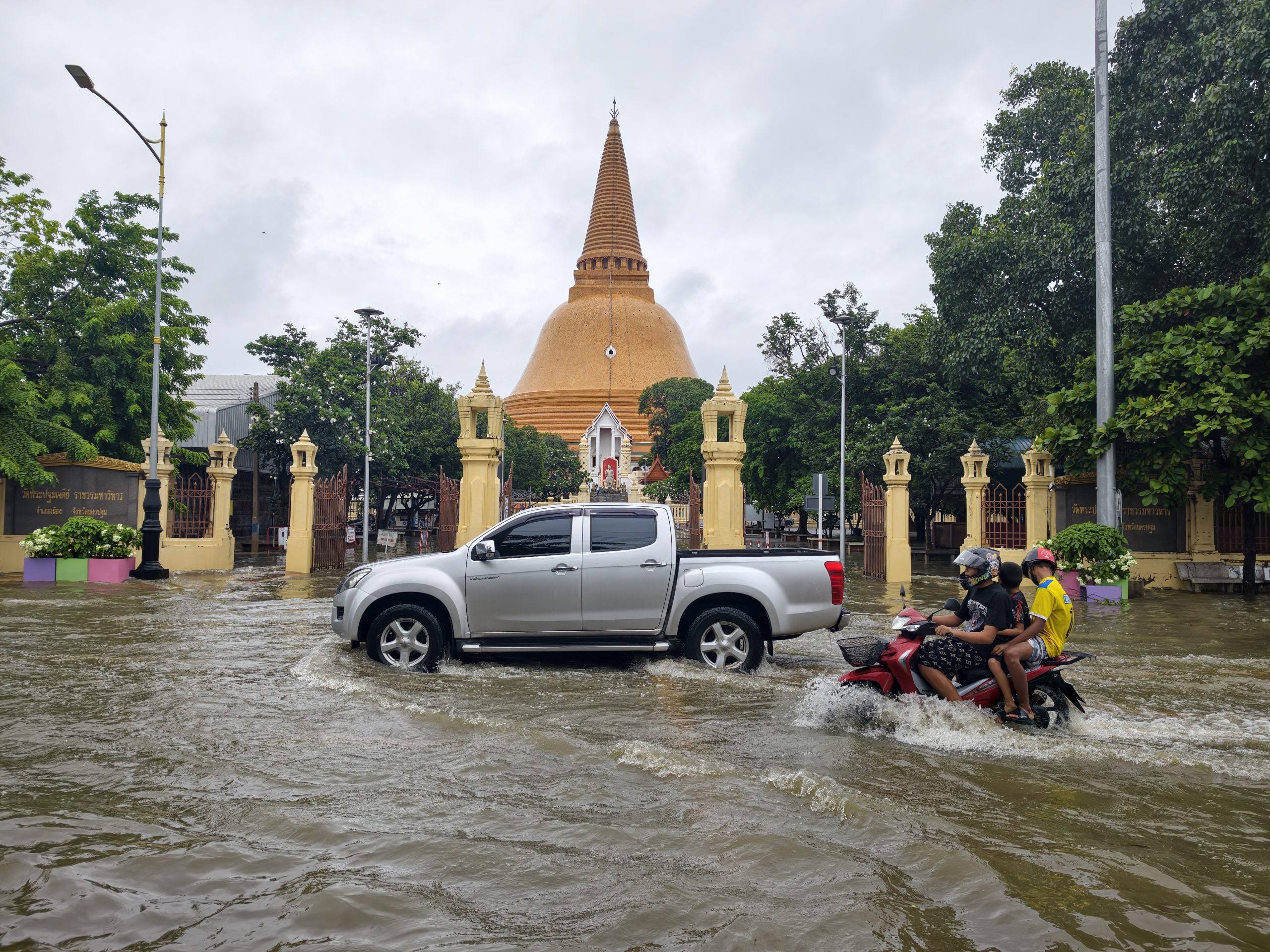 สถานการณ์น้ำท่วมขังในหลายพื้นที่ของเขตเมืองนครปฐม หลายพื้นที่น้ำท่วมผิวจราจร