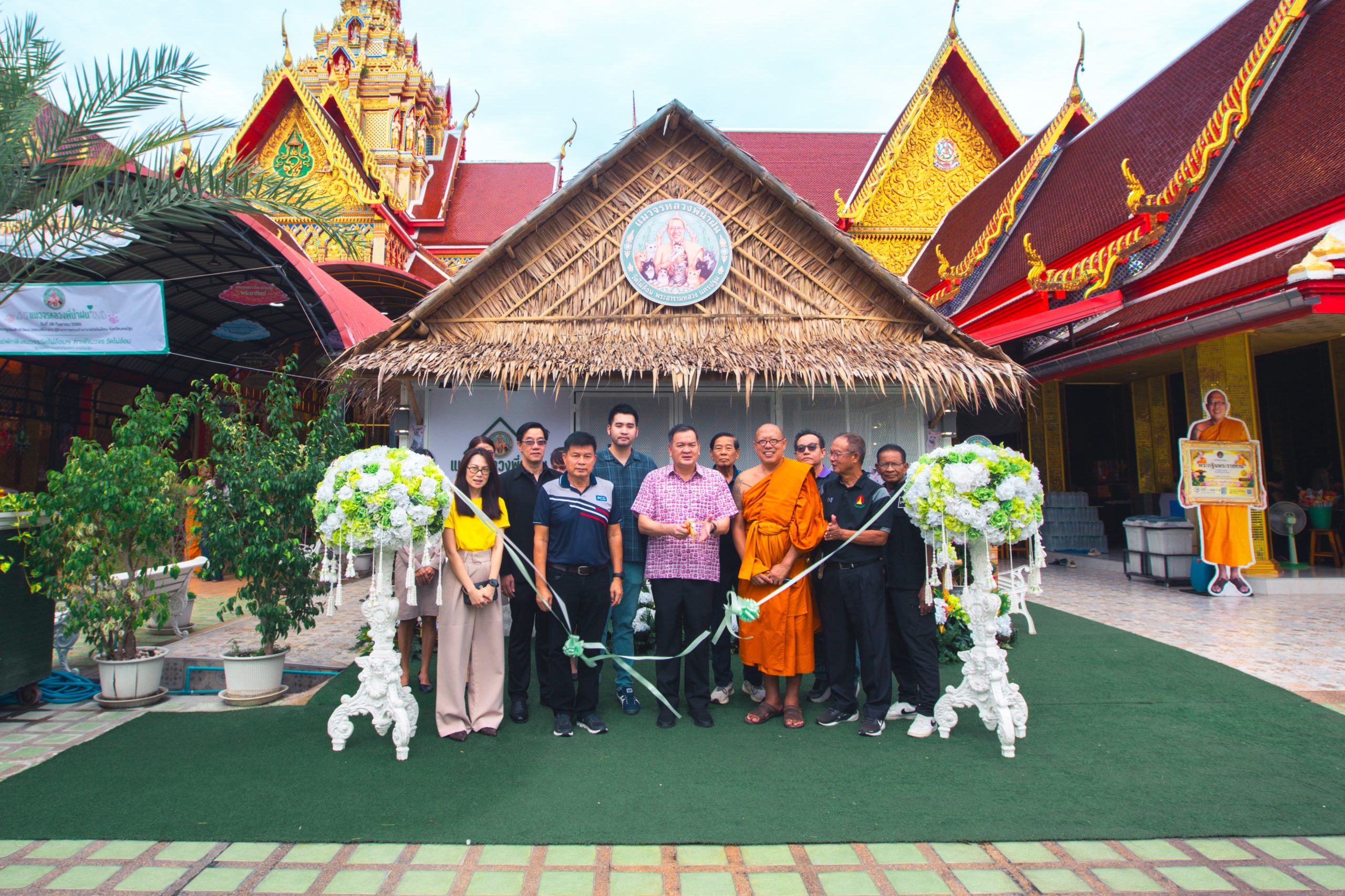 หลวงพี่น้ำฝน – เสธ.แก้ว ส.ส.นครปฐม เปิดตัวโมเดล “แมวจรหลวงพี่น้ำฝน”คาเฟ่แมวช่วยผู้ป่วยบำบัดซึมเศร้า