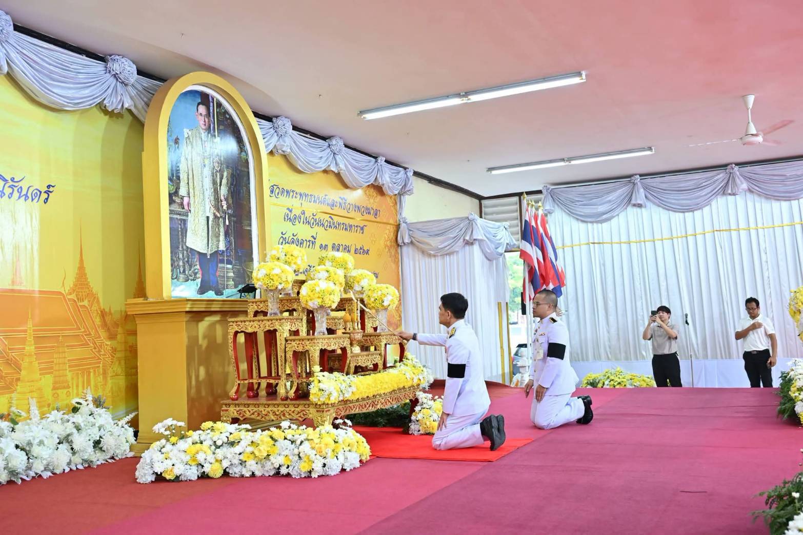 นครปฐม จัดพิธีสวดพระพุทธมนต์ และทำบุญตักบาตร ถวายพระราชกุศล เนื่องในวันนวมินทรมหาราช