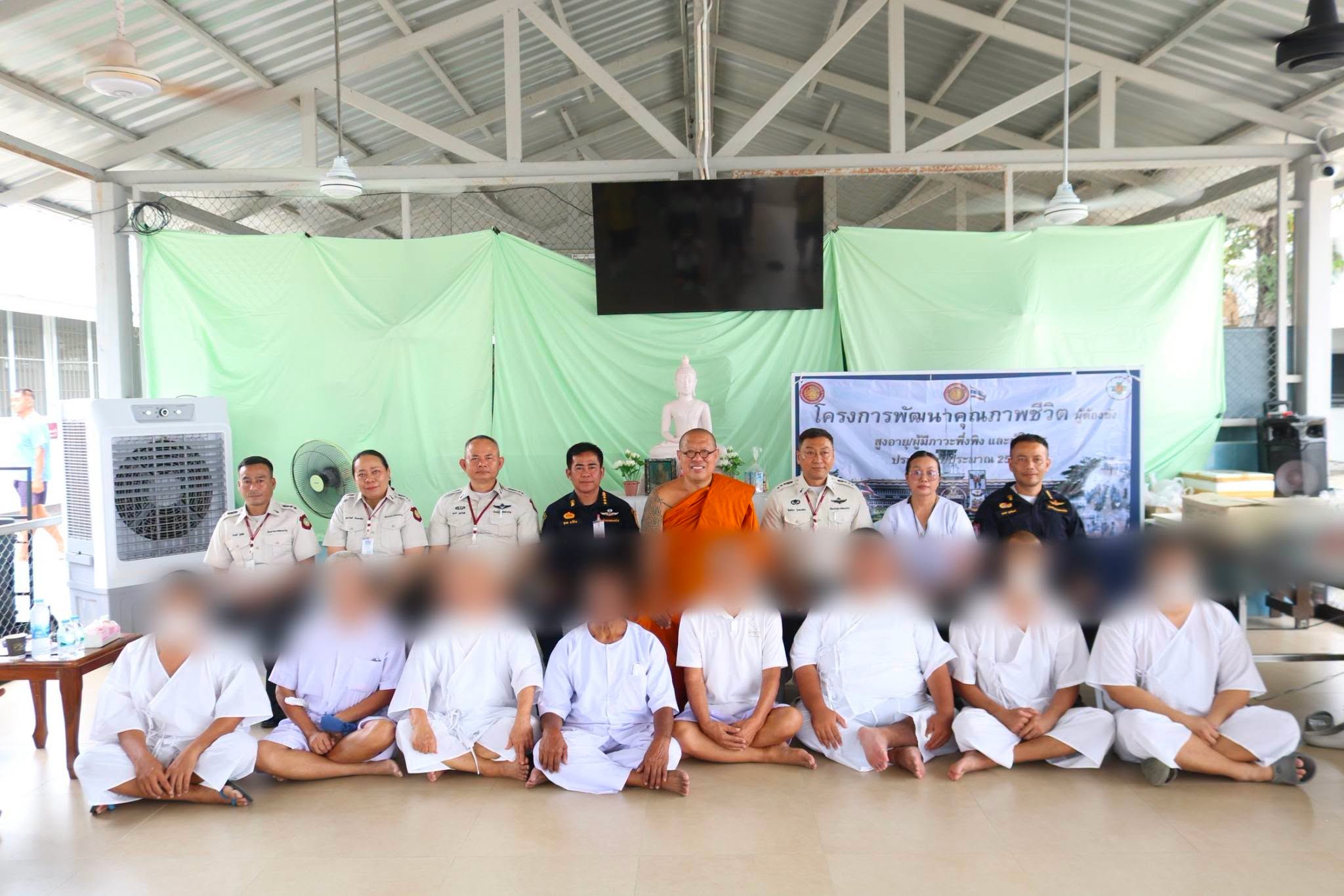หลวงพี่น้ำฝน นำสวดมนต์ ไหว้พระ โครงการพัฒนาคุณภาพชีวิตผู้ต้องขังสูงอายุ ผู้มีภาวะพึ่งพิงและผู้พิการ