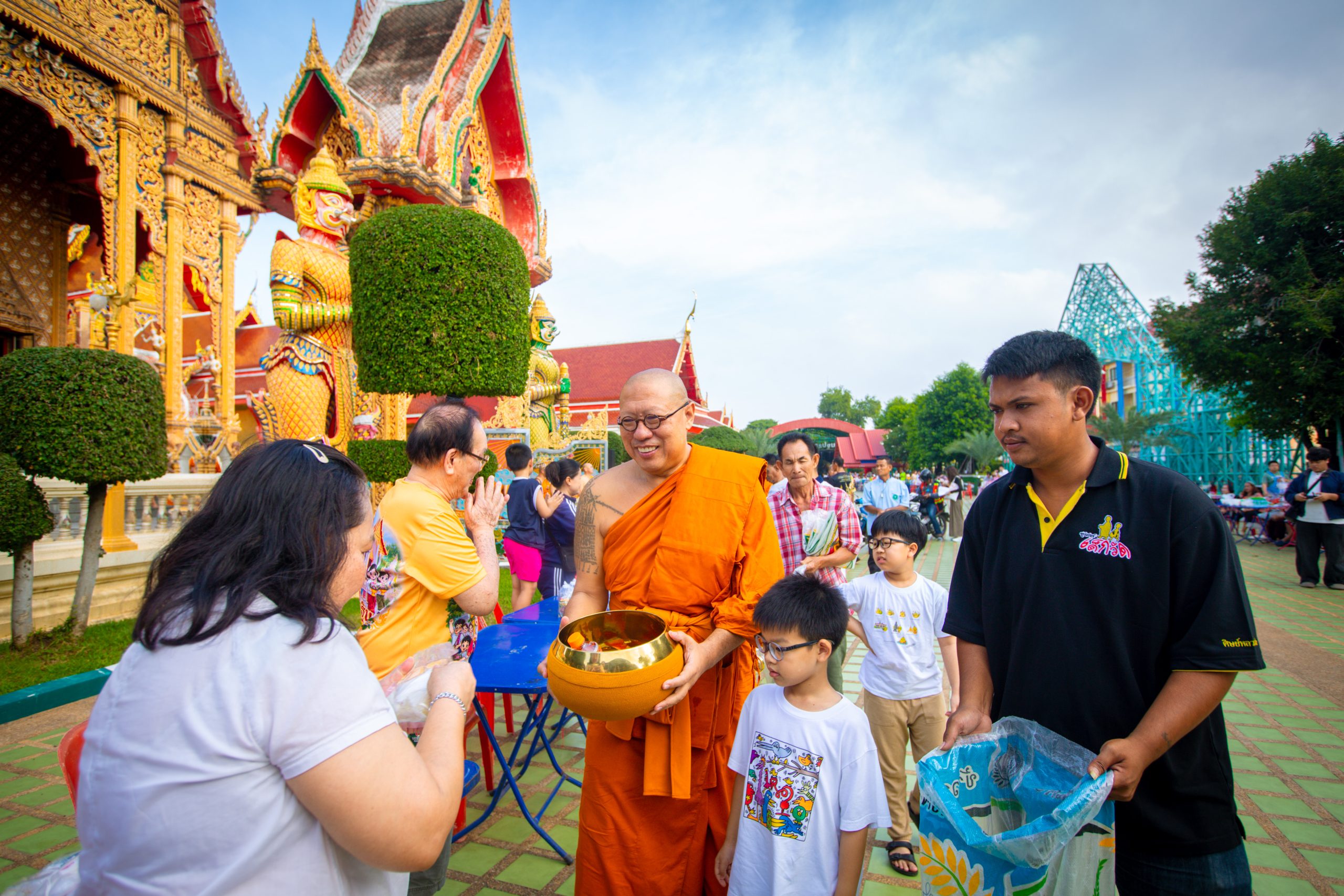 นครปฐม พุทธศาสนิกชน  ตักบาตรเทโวโรหณะ วัดไผ่ล้อม พระอารามหลวง