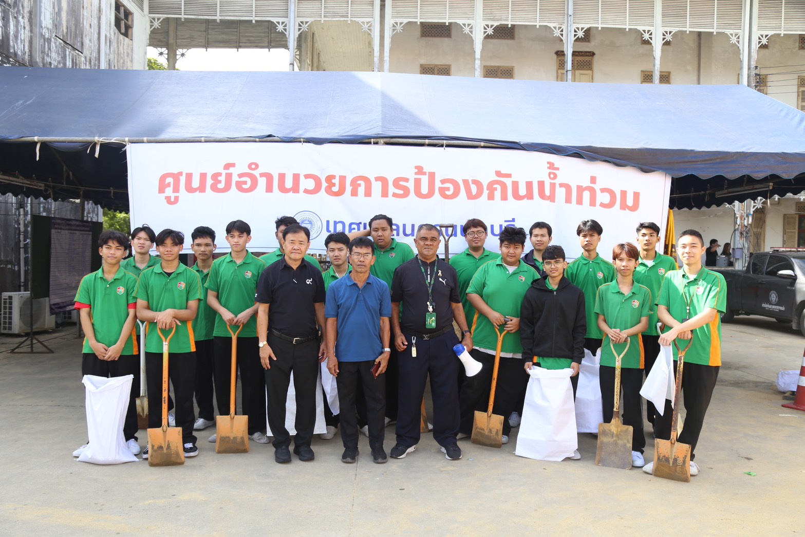 นนทบุรี  นักเรียนวิทยาลัยเทคโนโลยีปัญญาภิวัฒน์ จิตอาสาช่วยใส่ถุงทรายป้องกันน้ำท่วม